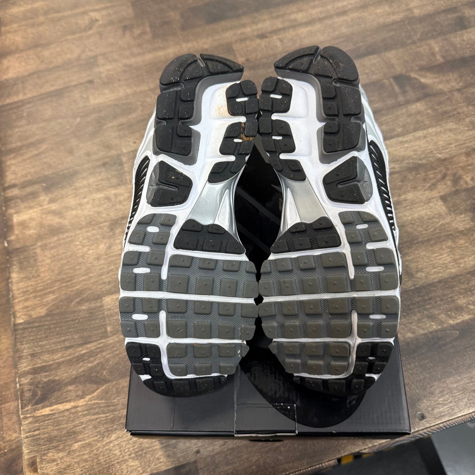 Dark Grey Black White Vomero 5 SE SP (USED)