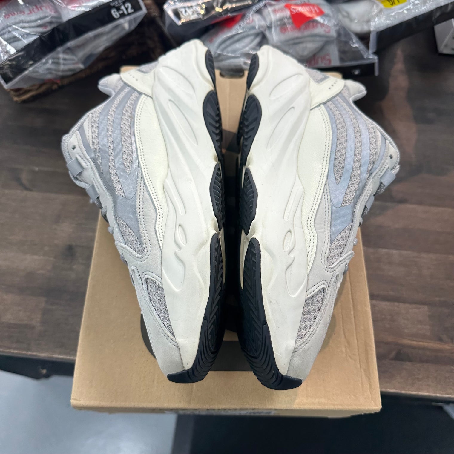 Static Yeezy 700 V2 (USED)