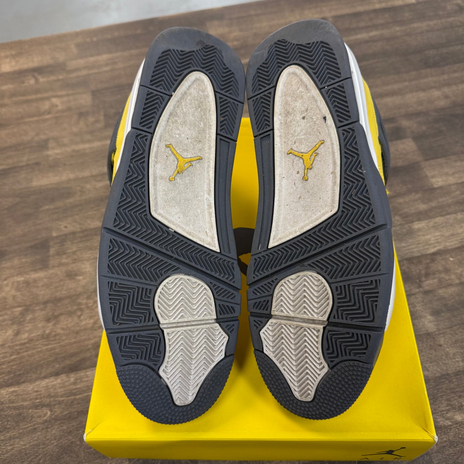 Lightning Jordan 4 Retro (USED)