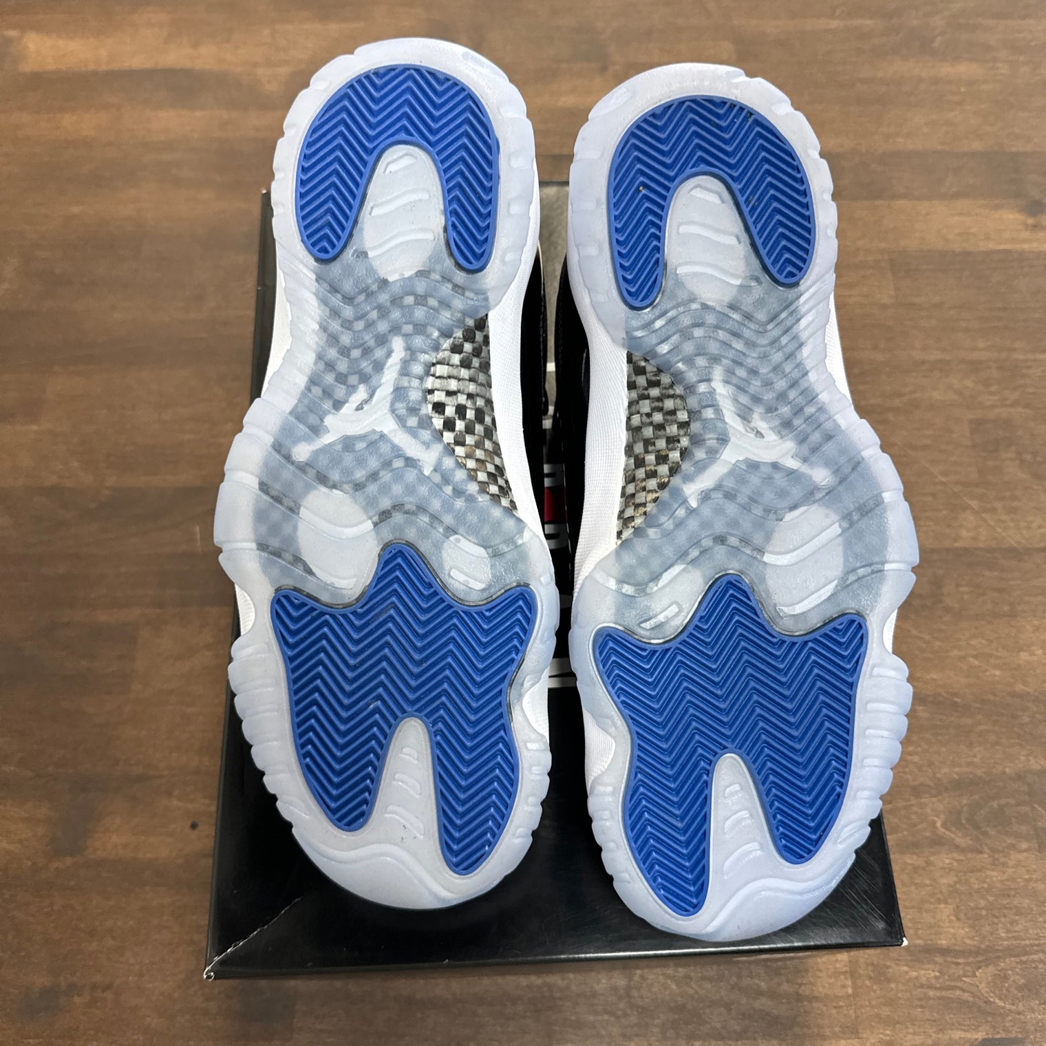 Space Jam Jordan 11 Low (USED, odor)