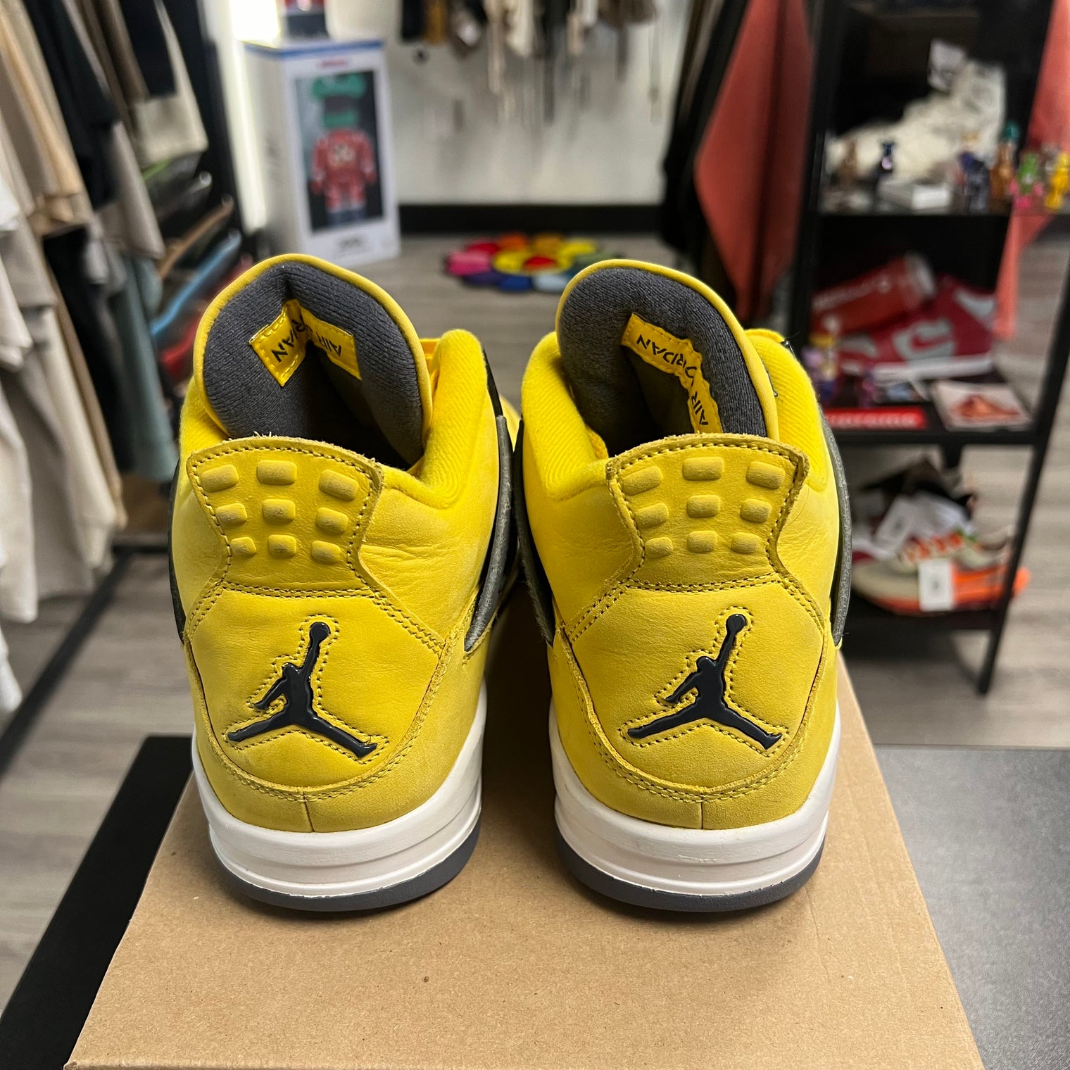 Lighting Jordan 4 Retro (USED, no box)