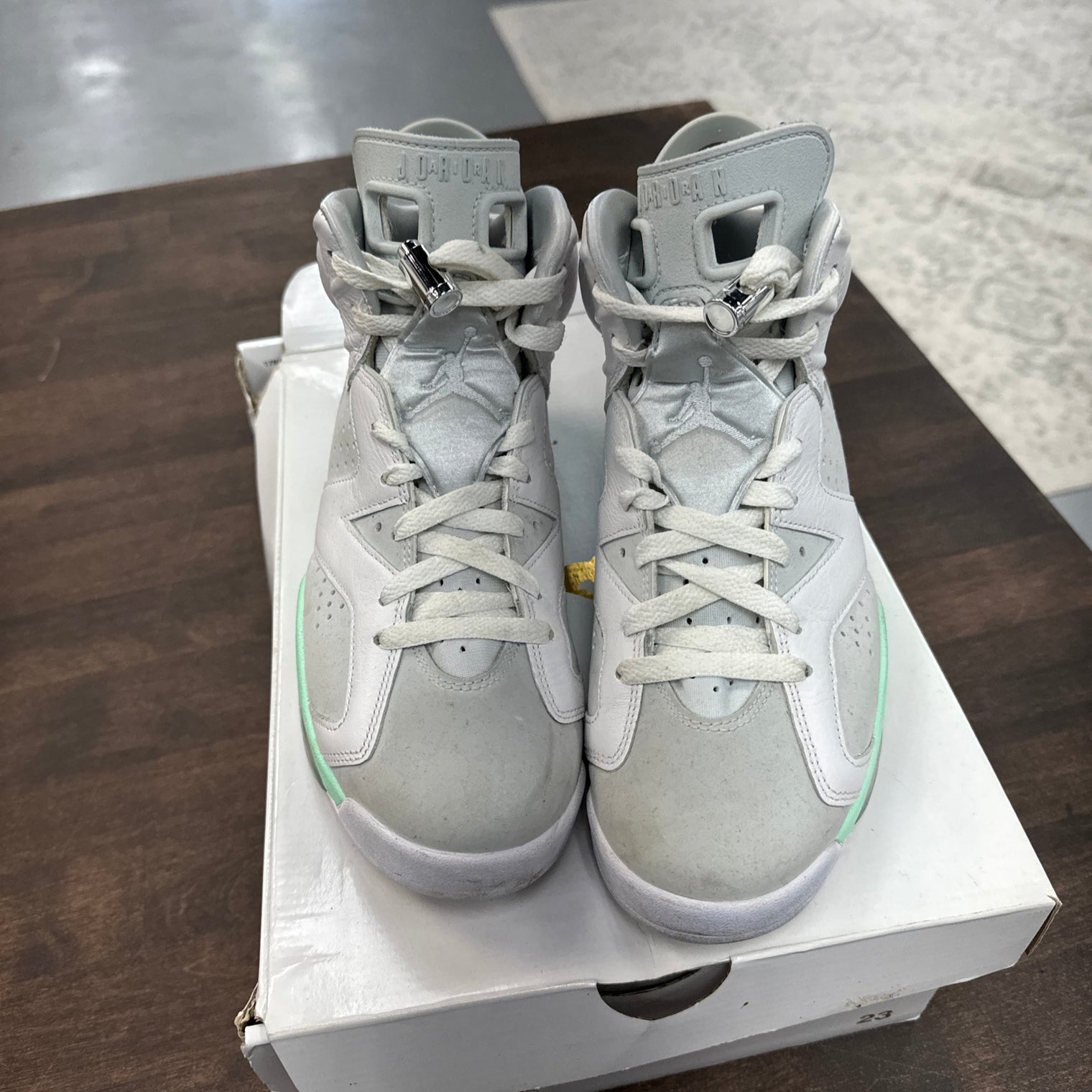 (W) Mint Jordan 6 (USED)