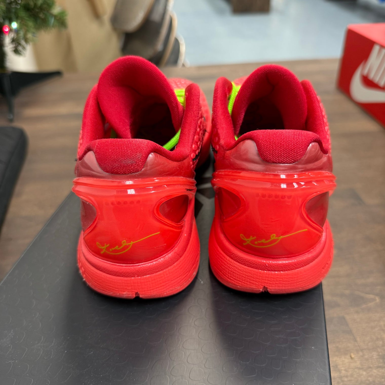 Reverse Grinch Kobe 6 (USED)