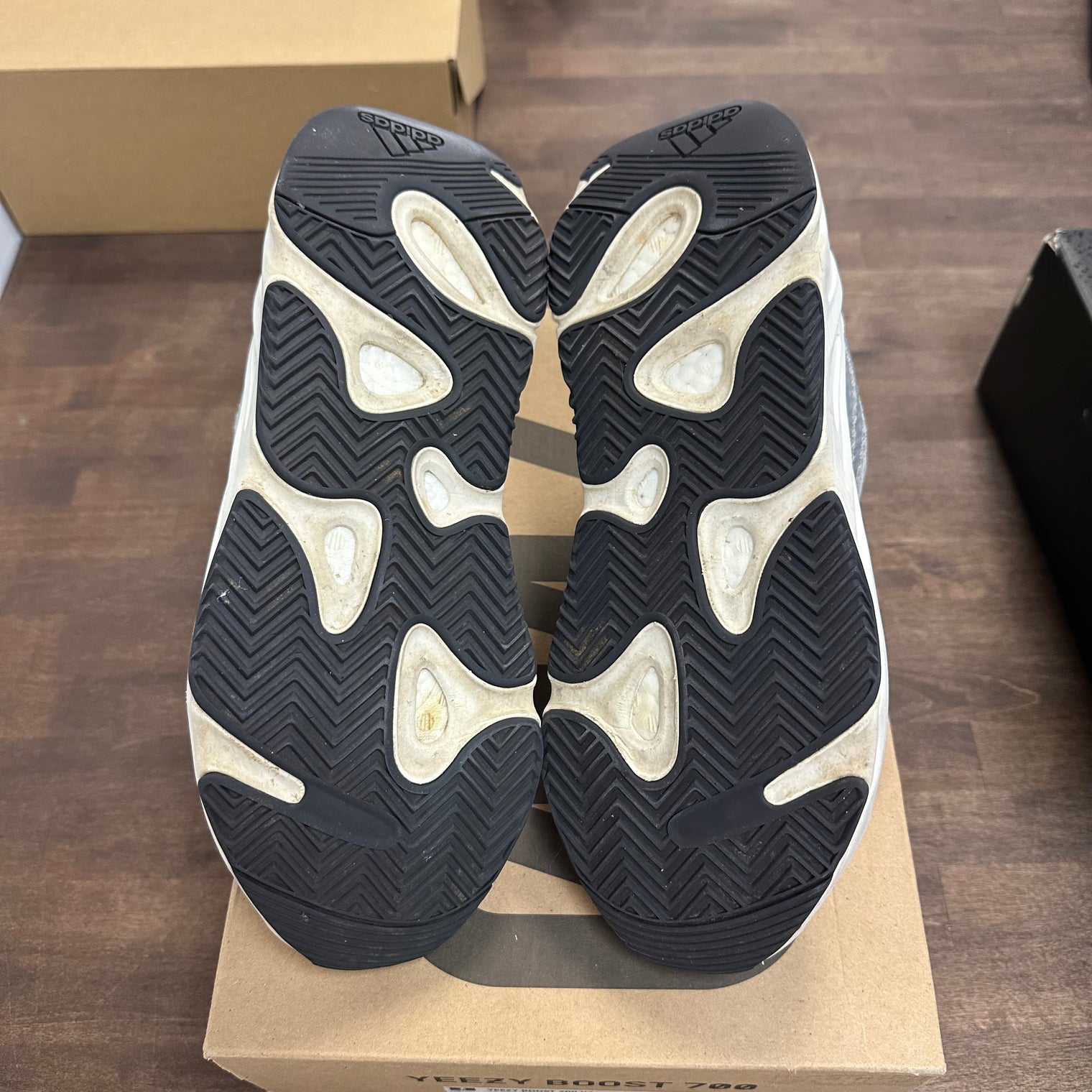 Static Yeezy 700 (USED)
