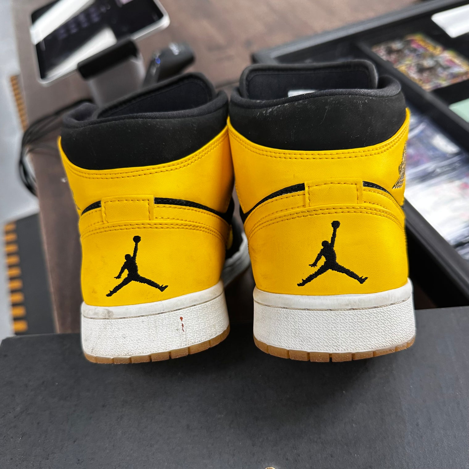 New Love Jordan 1 Mid (USED)