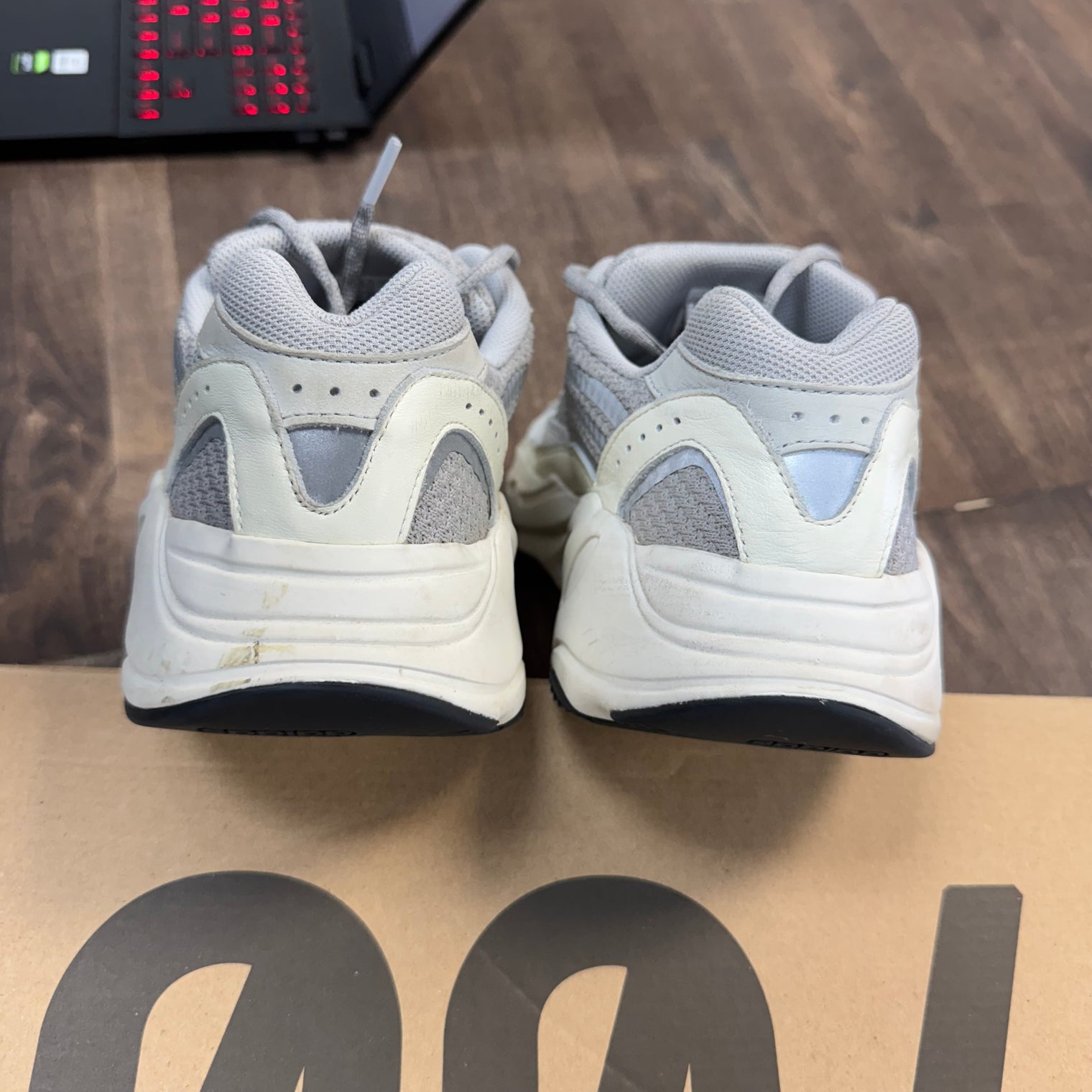 Static Yeezy 700 V2 (USED)