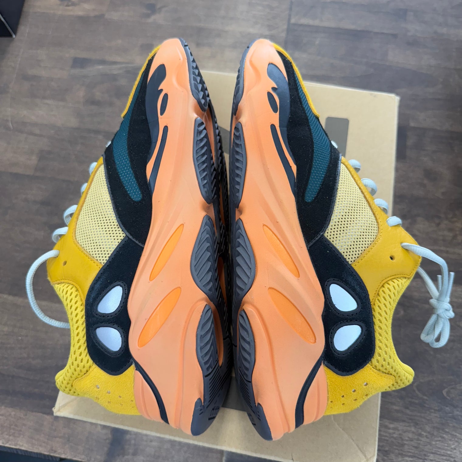 Sun Yeezy 700 (USED)