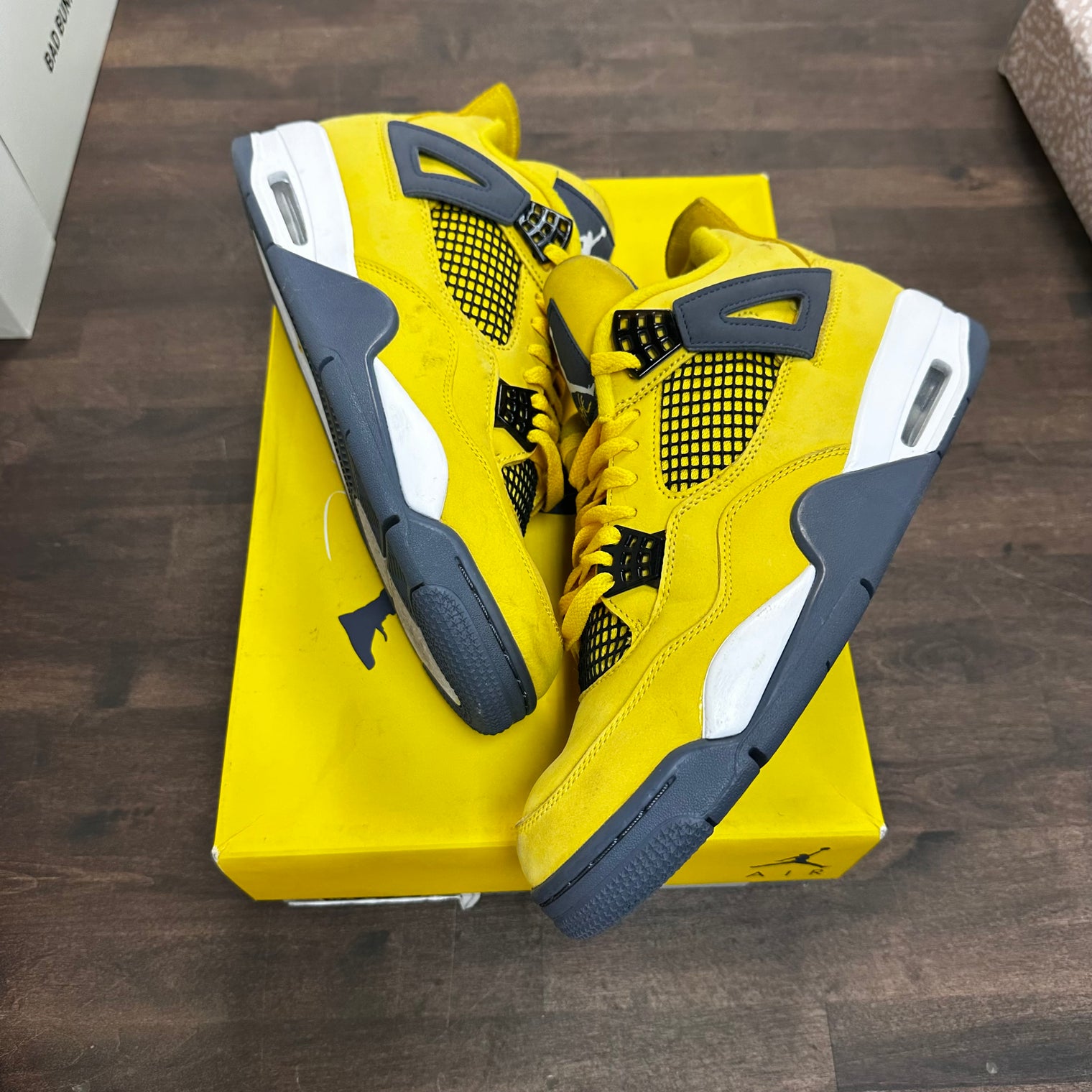 Lightning Jordan 4 (USED)