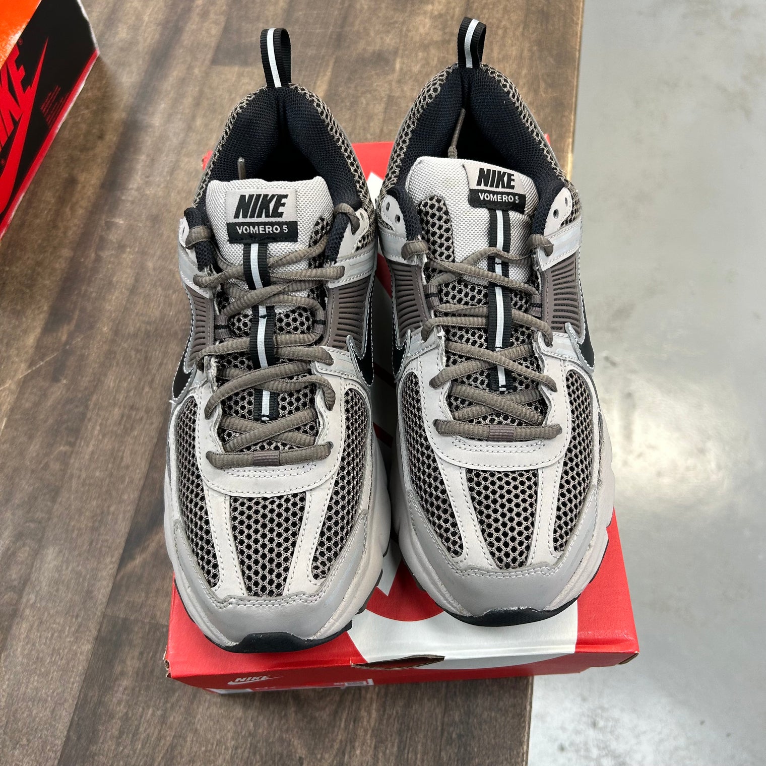 (GS) College Grey Black Cave Stone Vomero 5 (USED)