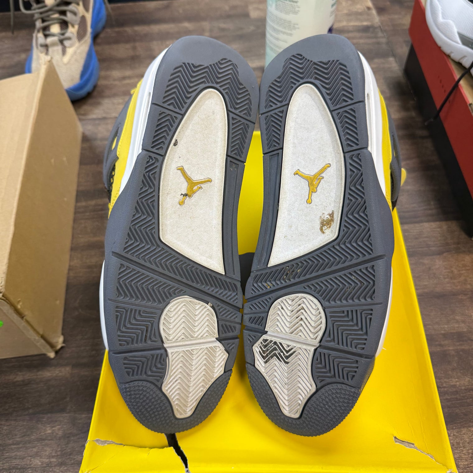 Lightning Jordan 4 (USED)