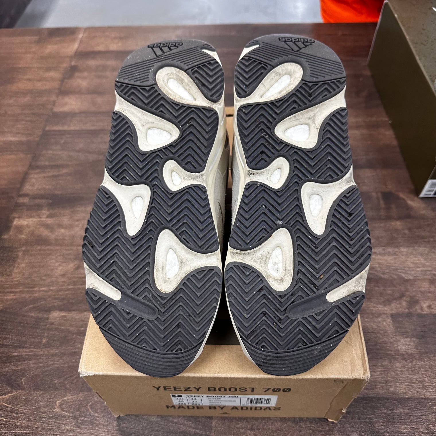 Analog Yeezy 700 (USED)
