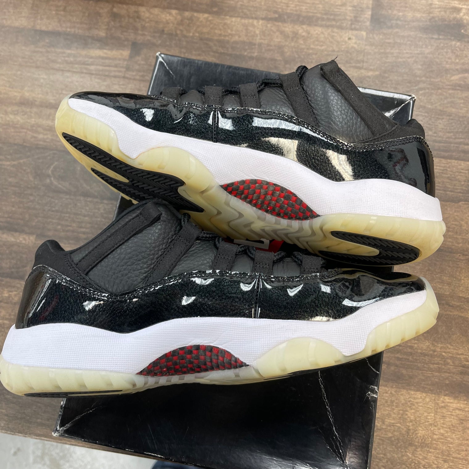 72-10 Jordan 11 Low (USED)