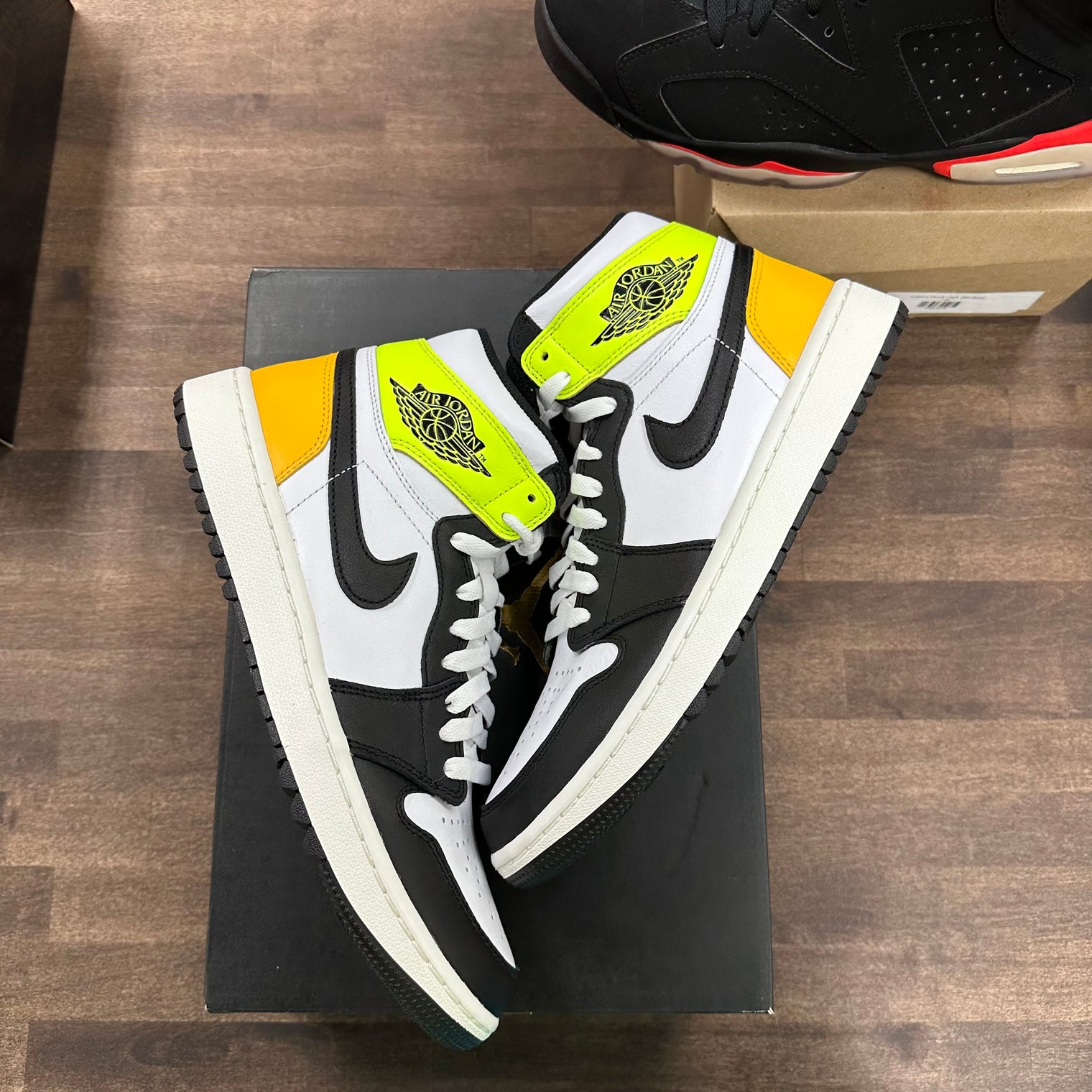 University Gold Volt Black Jordan 1 Retro High Golf