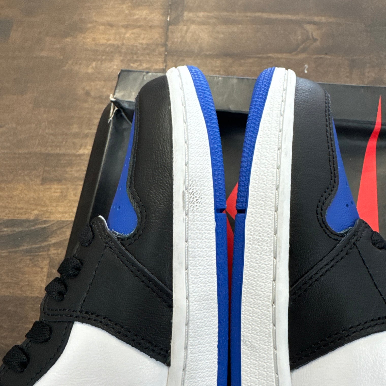 Royal Toe Jordan 1 Retro High (Damaged box, markings)