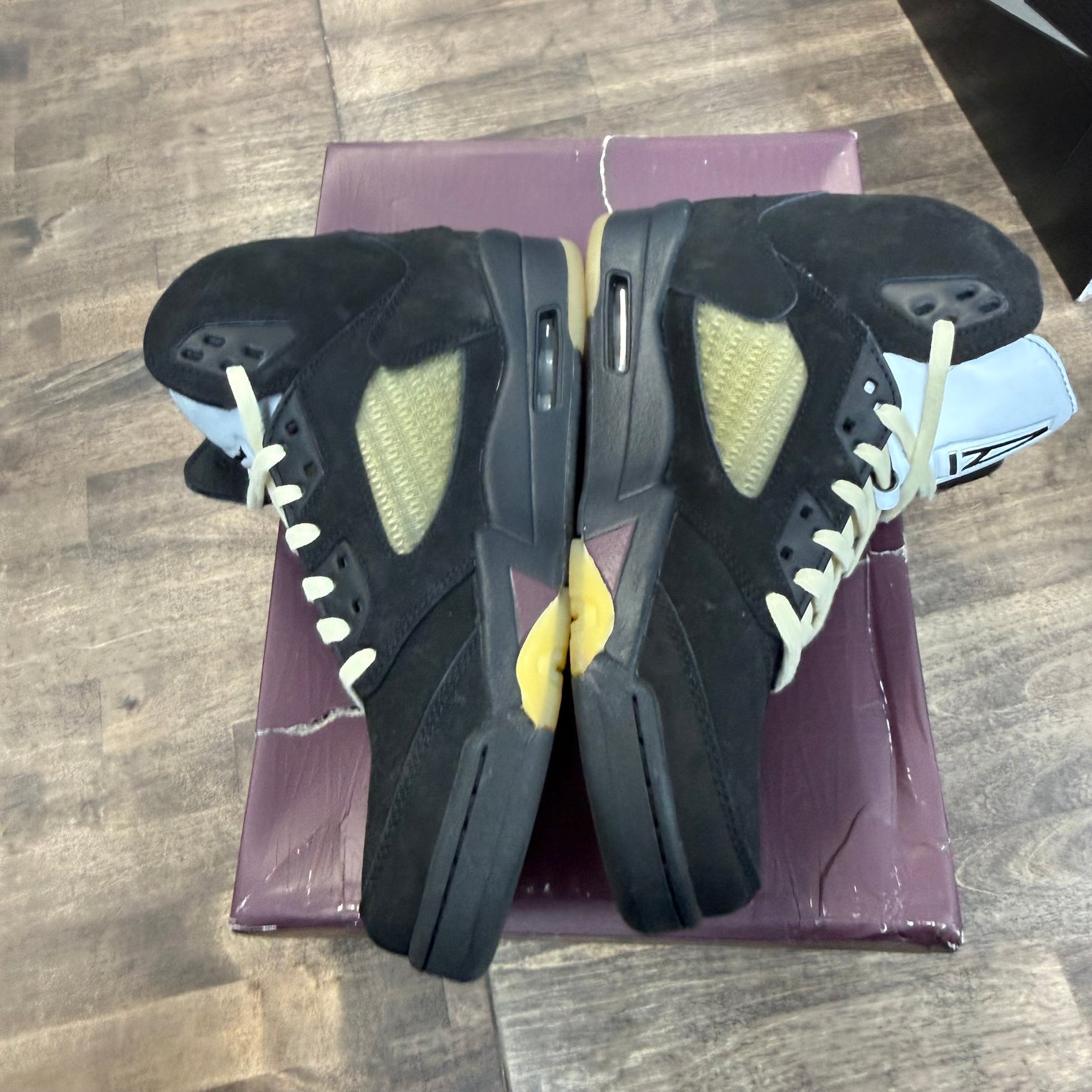 A Ma Maniere Dusk Jordan 5 retro (USED)