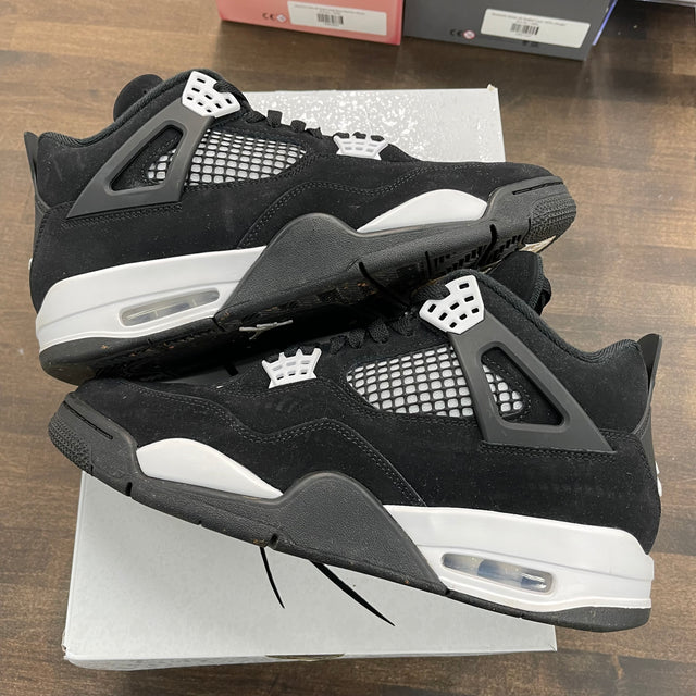 White Thunder Jordan 4  (USED)