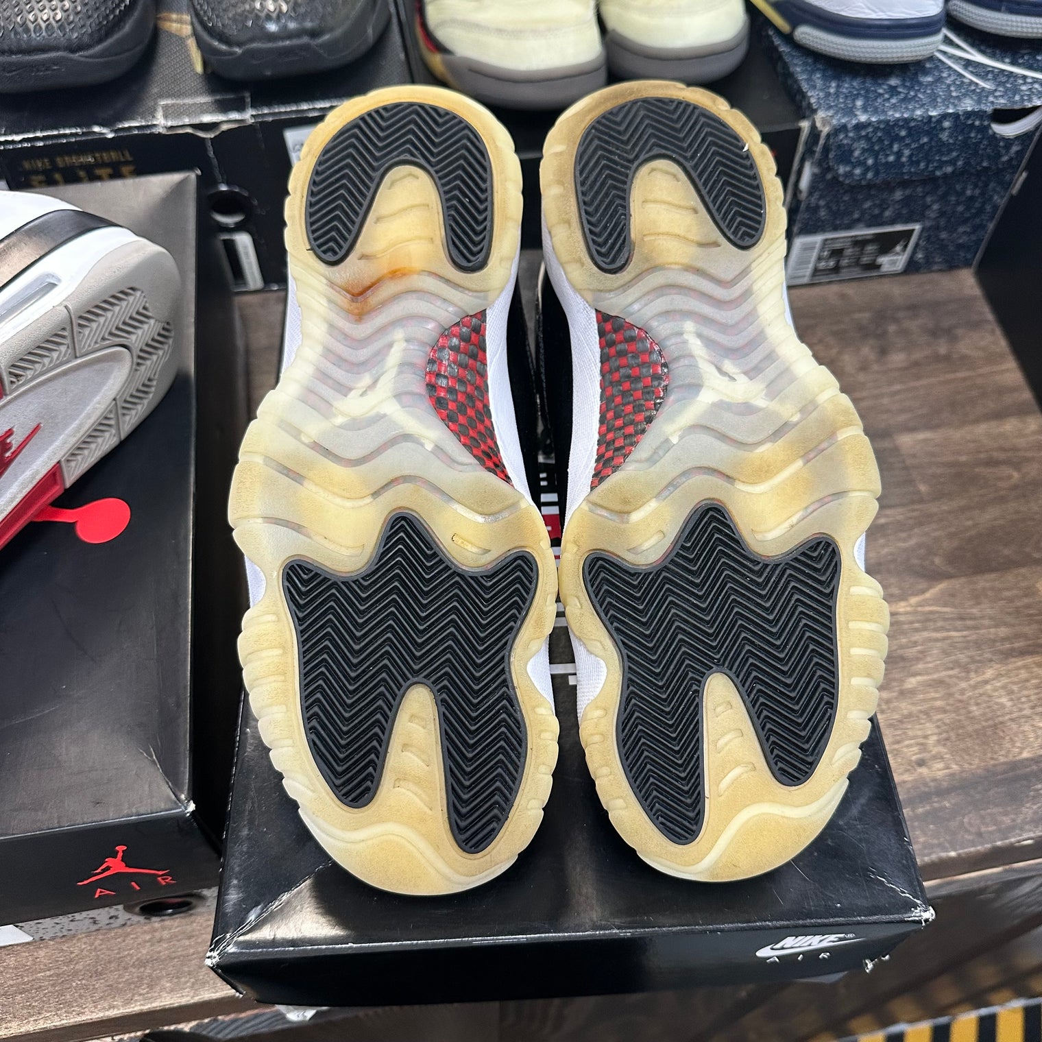 72-10 Jordan 11 Low (USED)