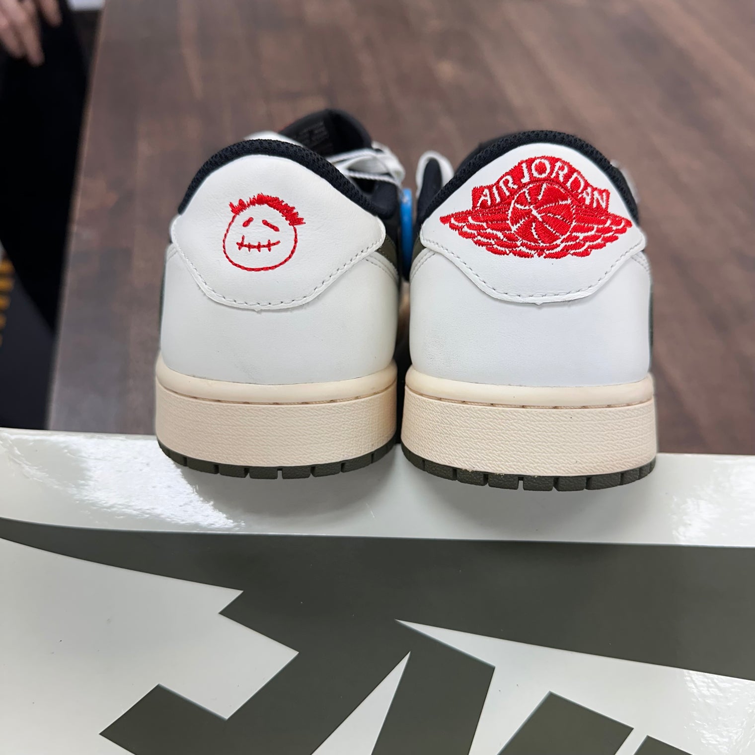(W) Olive Travis Scott Jordan 1 Low OG (USED)
