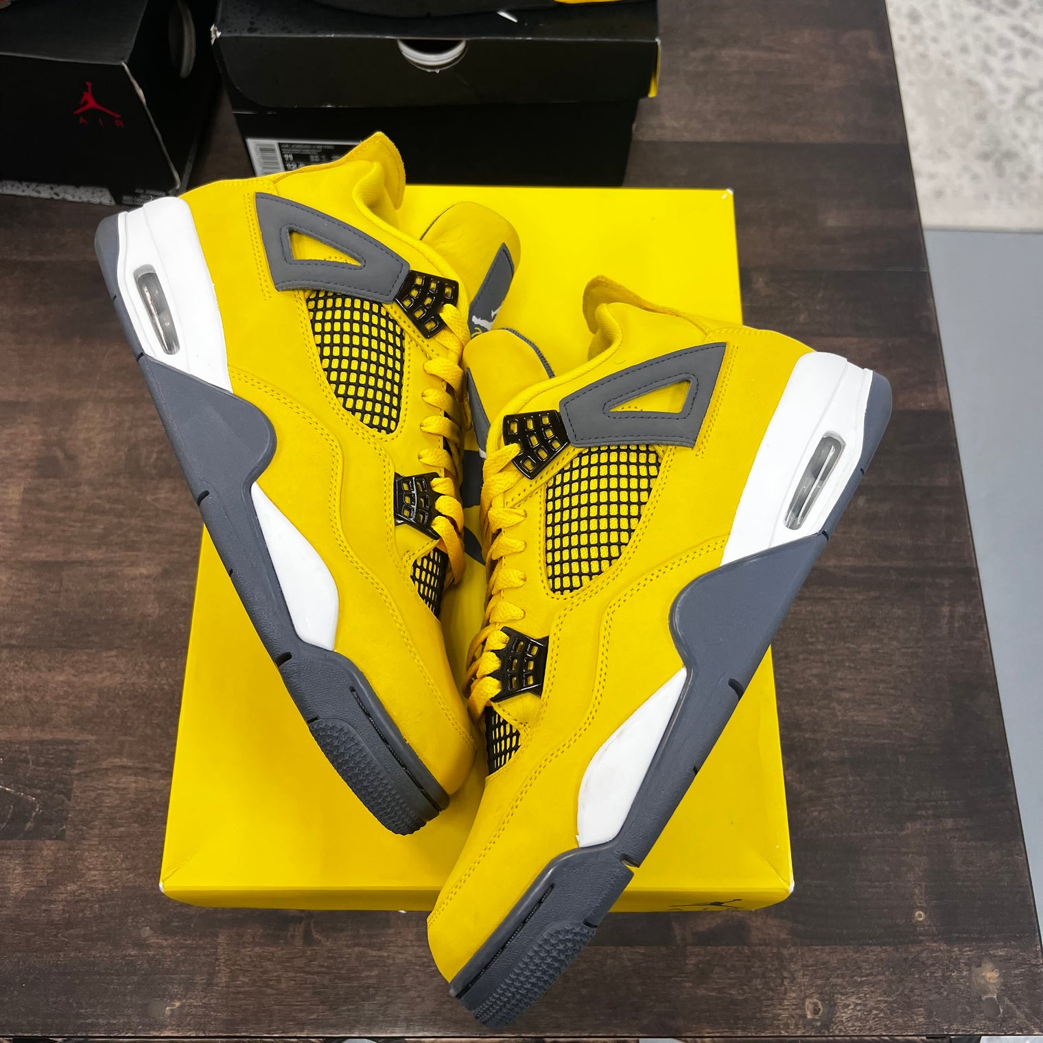 Lightning Jordan 4 (USED)