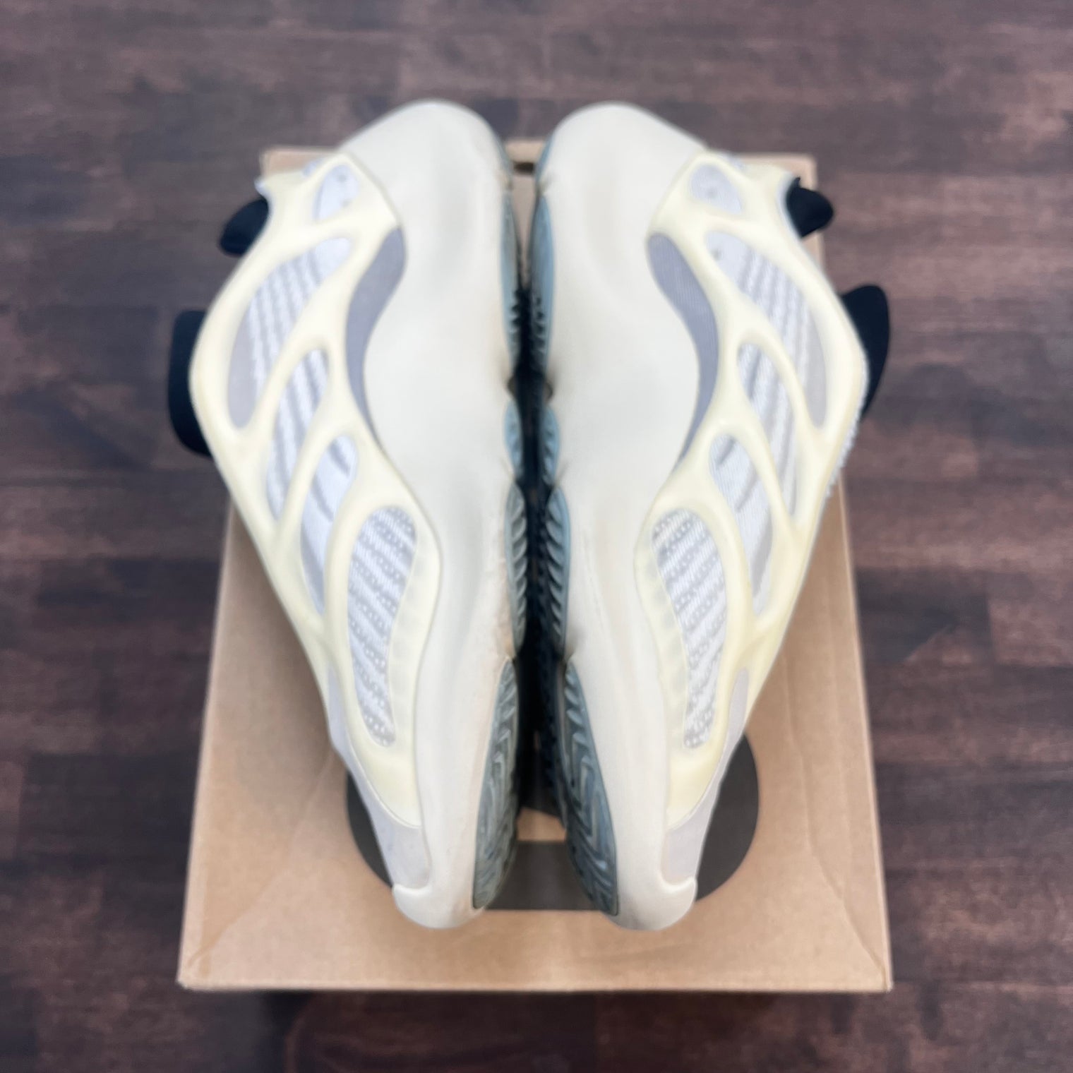 Azael Yeezy 700 V3 (USED)