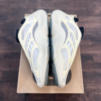 Azael Yeezy 700 V3 (USED)