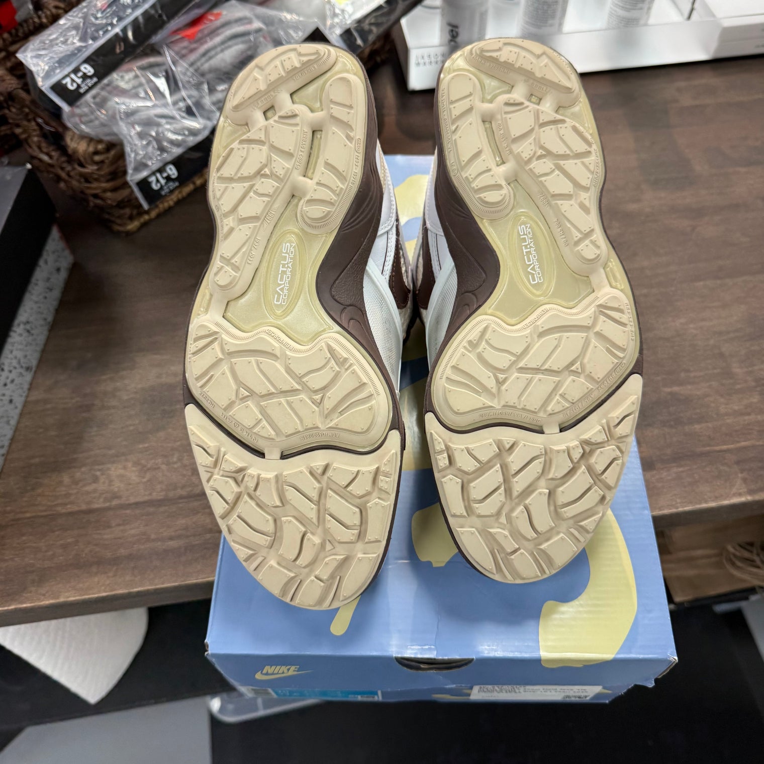 Field Jaxx Travis Scott Chocolate (USED)