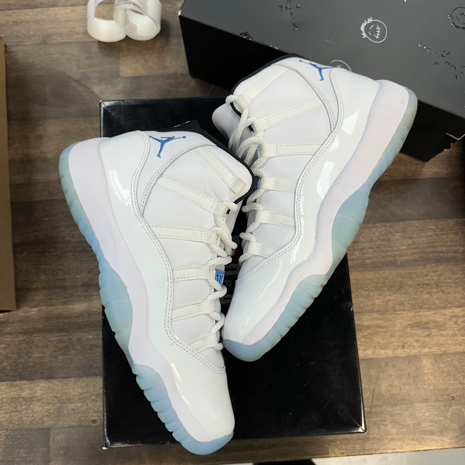 Jordan 11 Retro Legend Blue (2024) (GS) (USED)