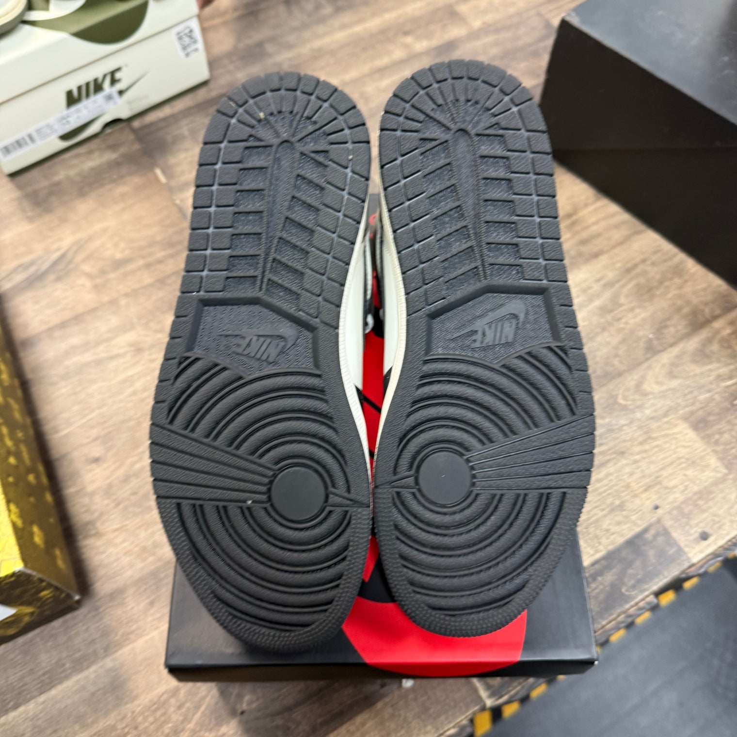 Jordan 1 Retro High Dark Mocha (US 8.5) (Lightly Worn)