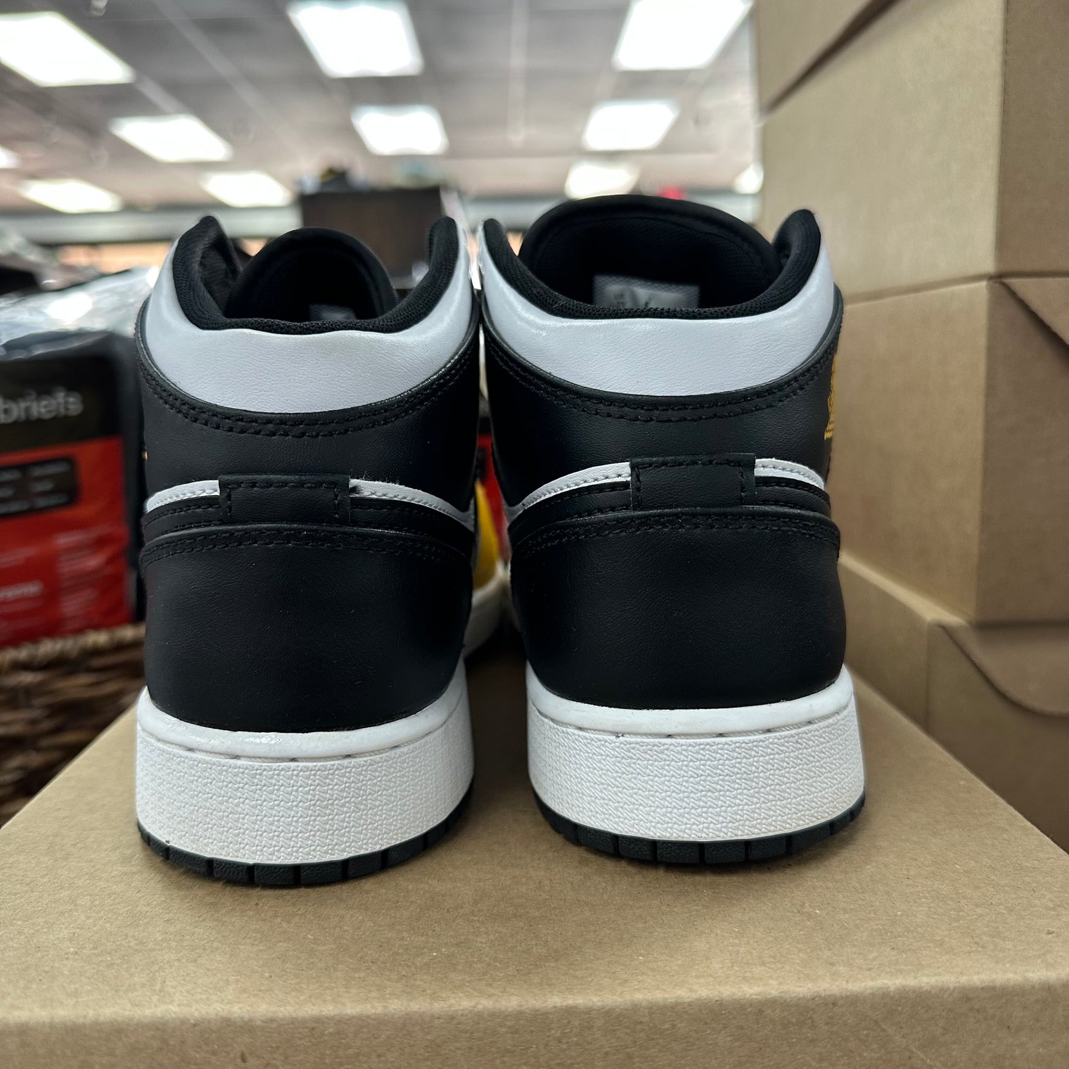 Jordan 1 Mid Yellow Ochre (Grade school) (US 7Y) (USED, No Insoles, No Box)