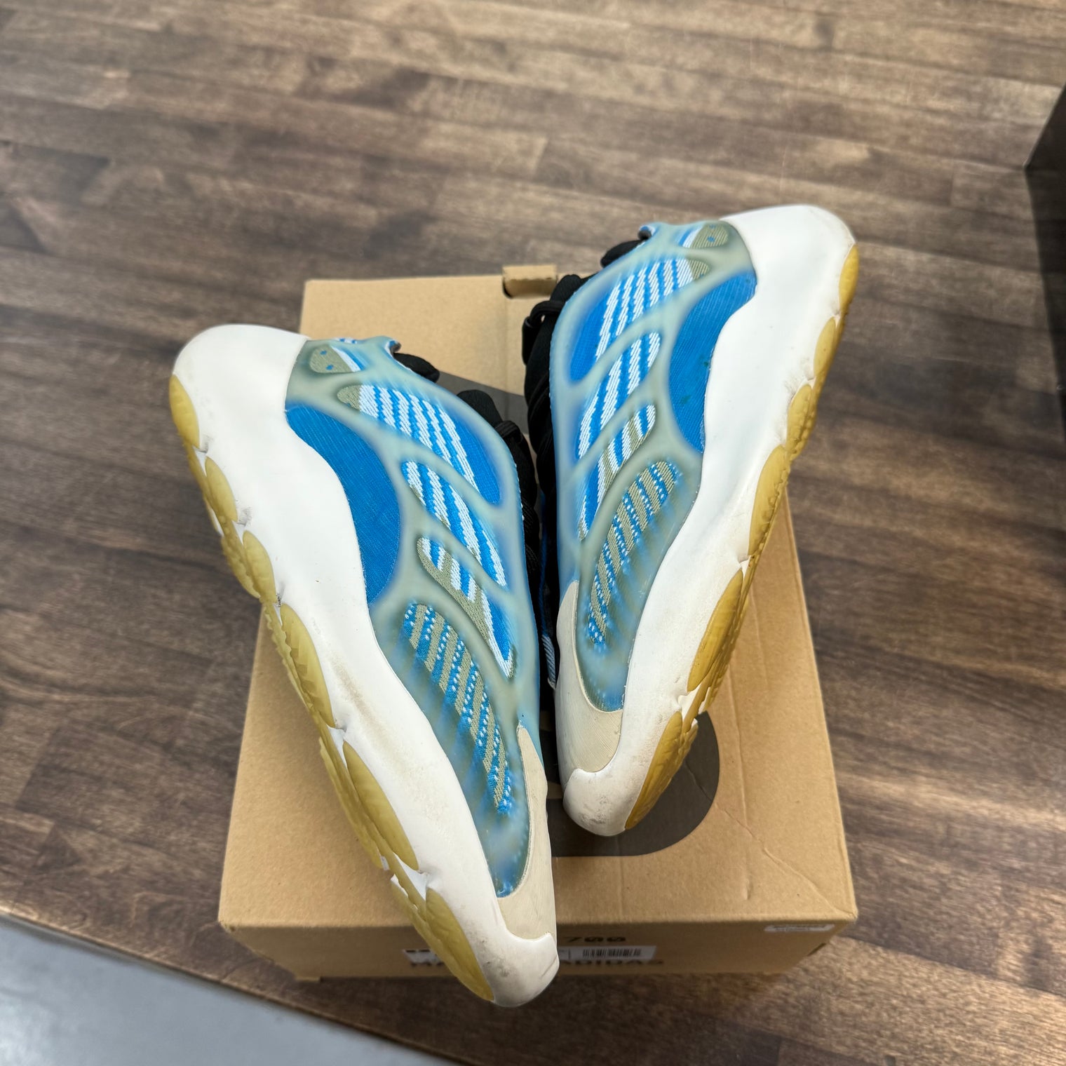 Arzareth Yeezy 700 V3 (USED)