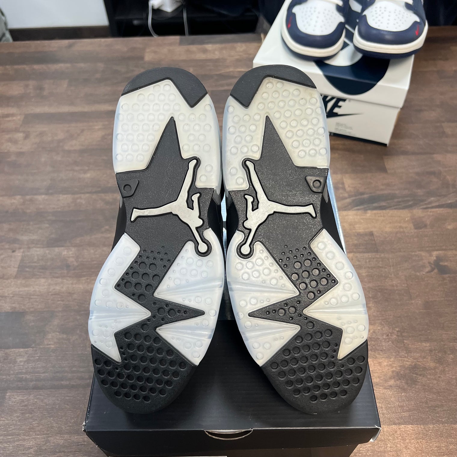 Chrome Jordan 6 (USED)