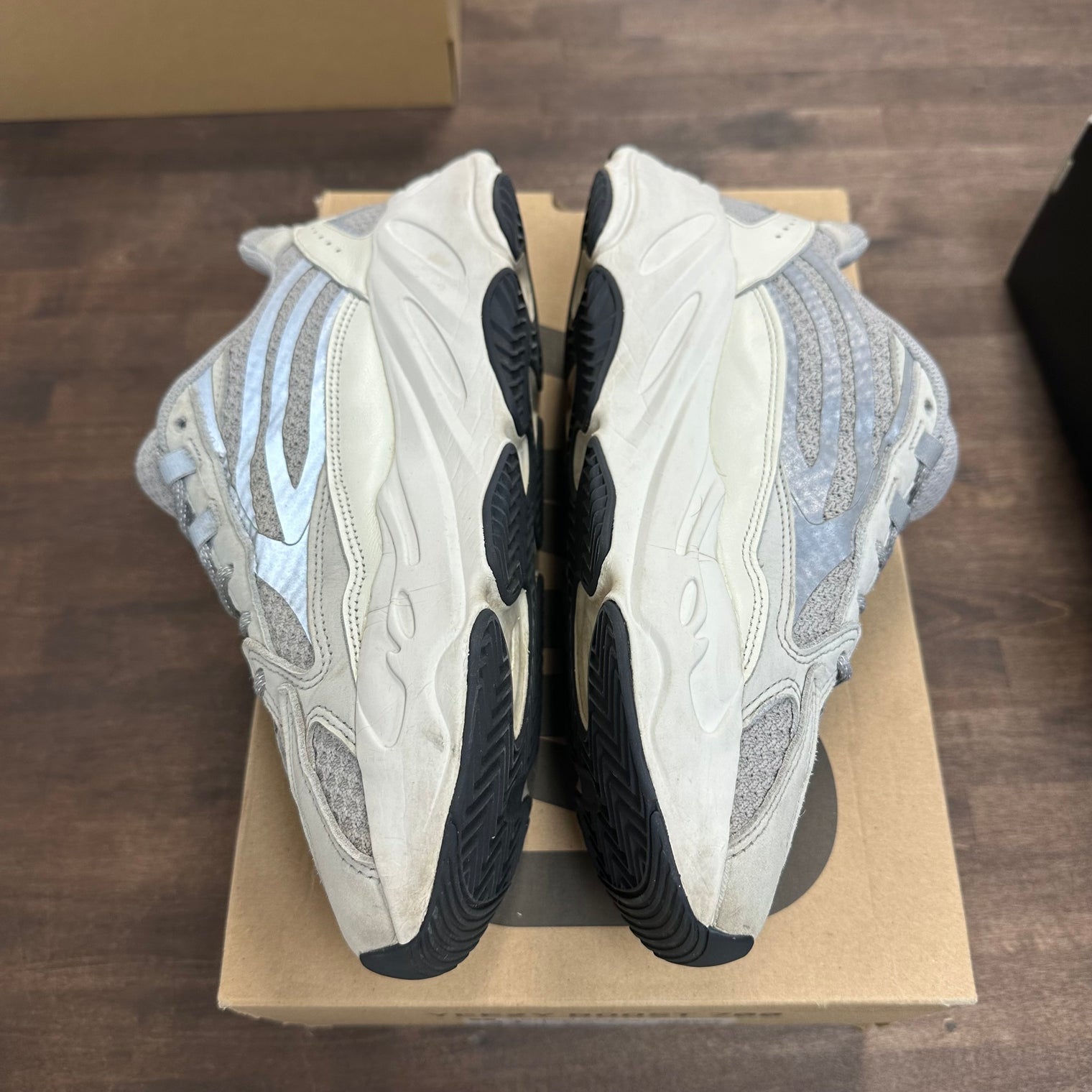 Static Yeezy 700 (USED)
