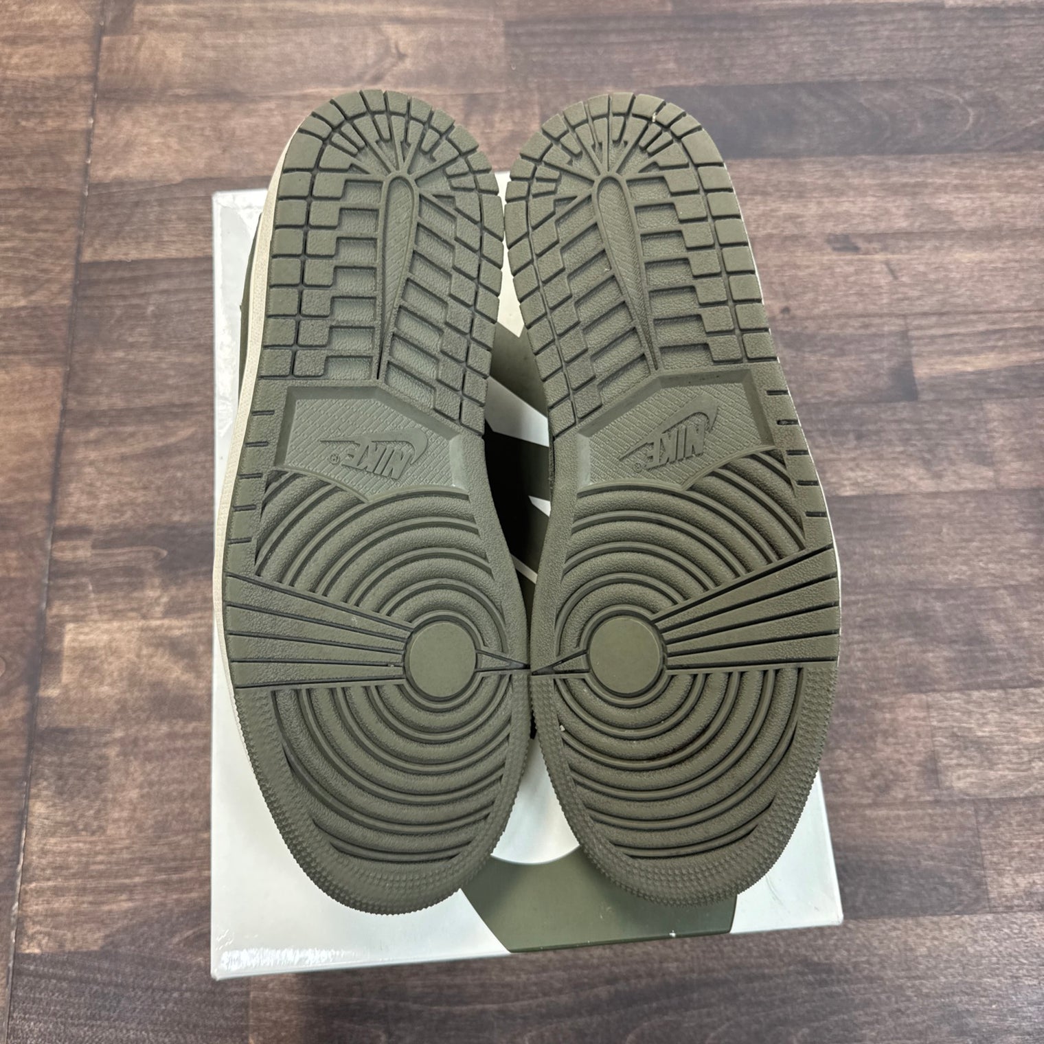 (W) Olive Travis Scott Jordan 1 Low (USED)