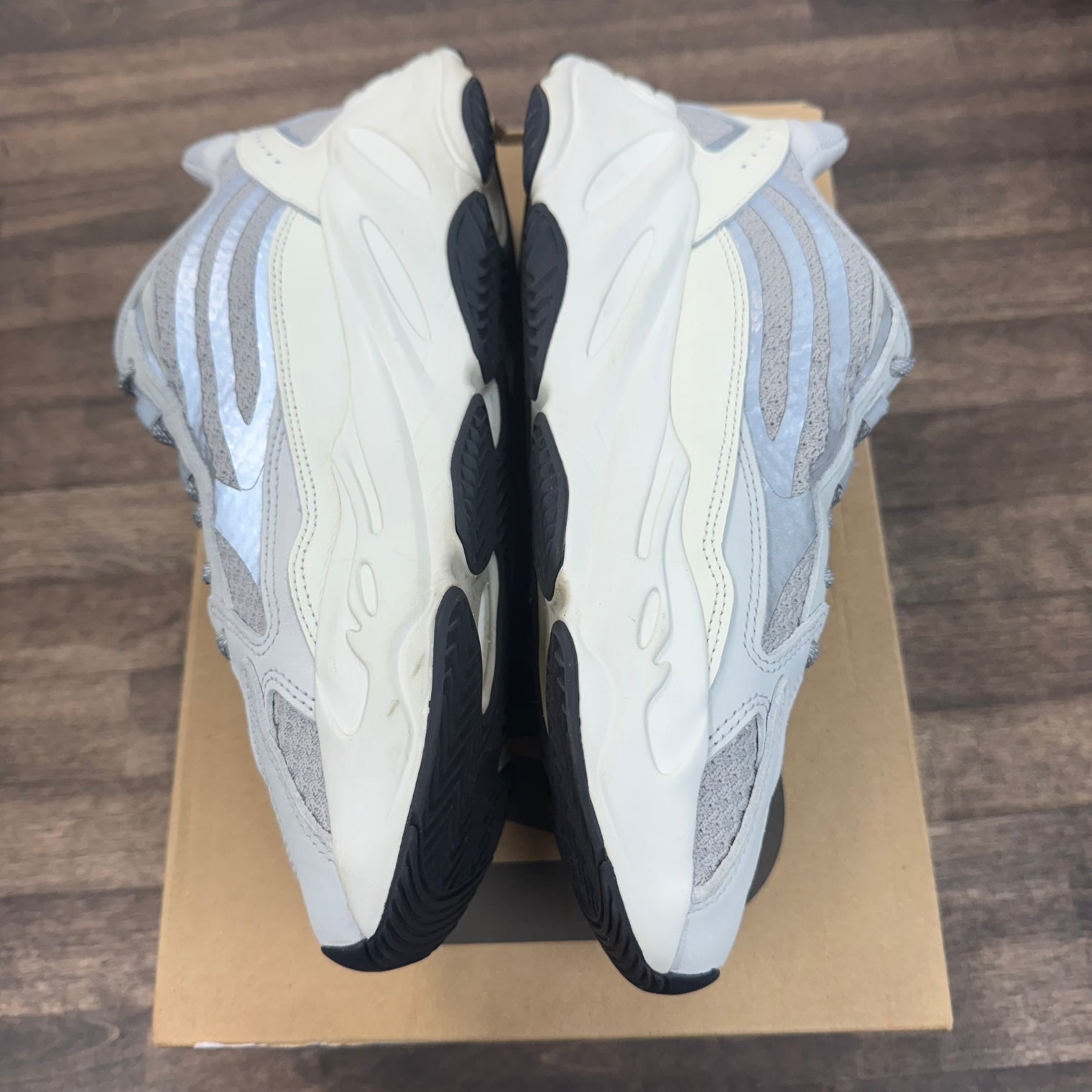 Static Yeezy 700 V2 (USED)