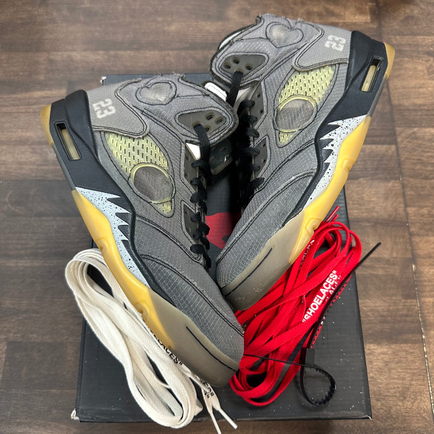 Off White Muslin Jordan 5 (USED)