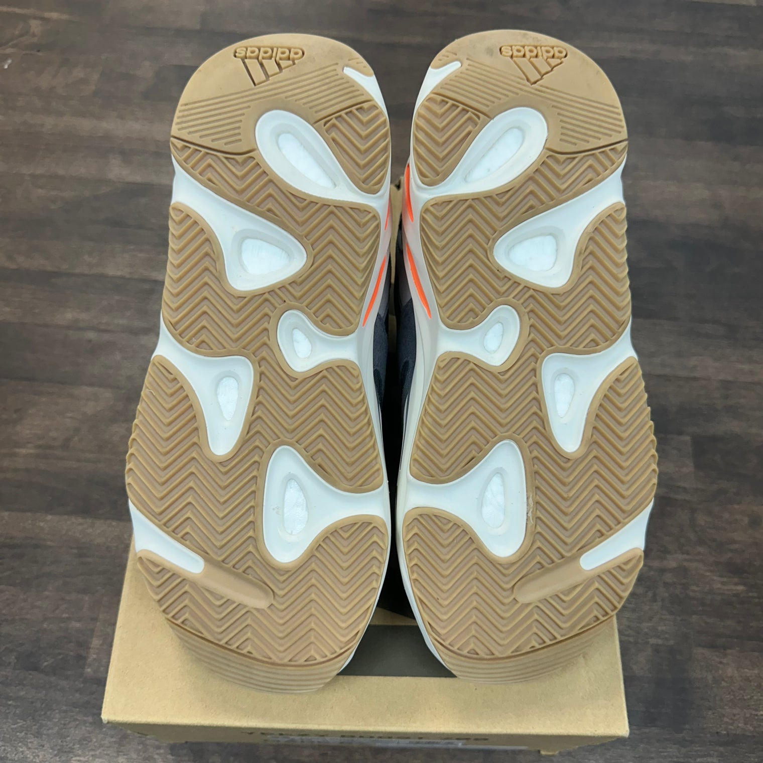 Magnet Yeezy 700 (Lightly worn)