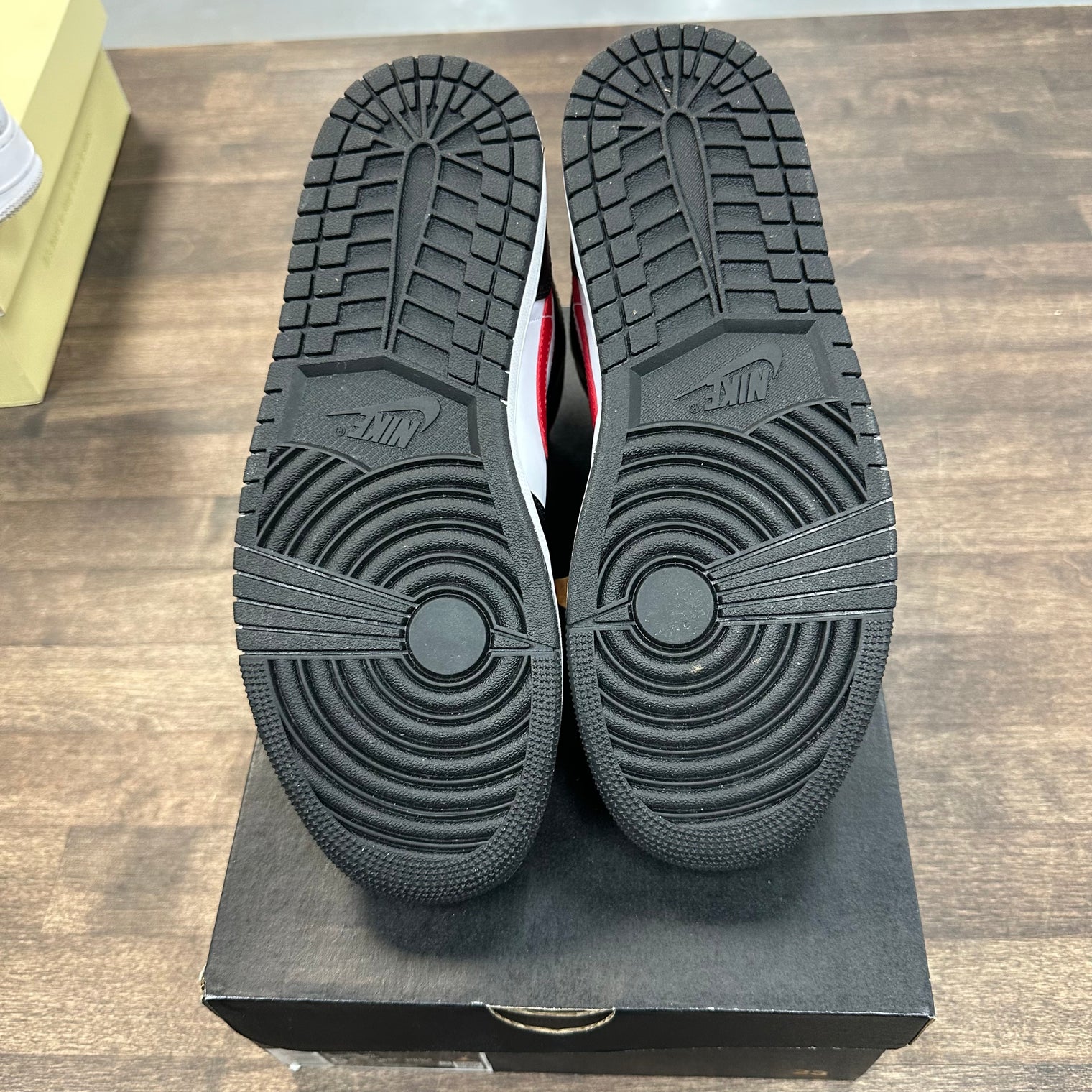 White Black Red Jordan 1 Mid (2022) (USED)