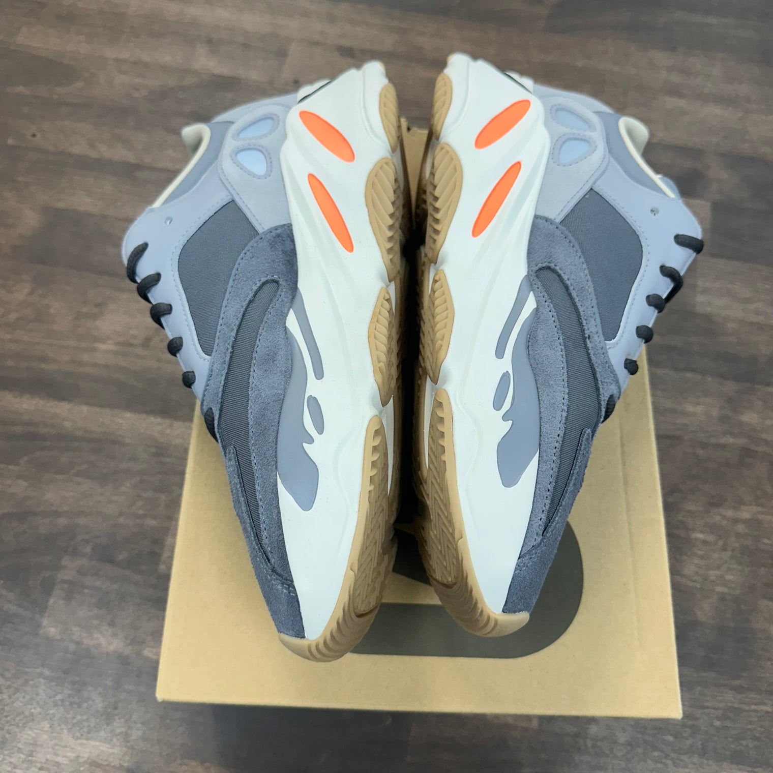 Magnet Yeezy 700 (Lightly worn)