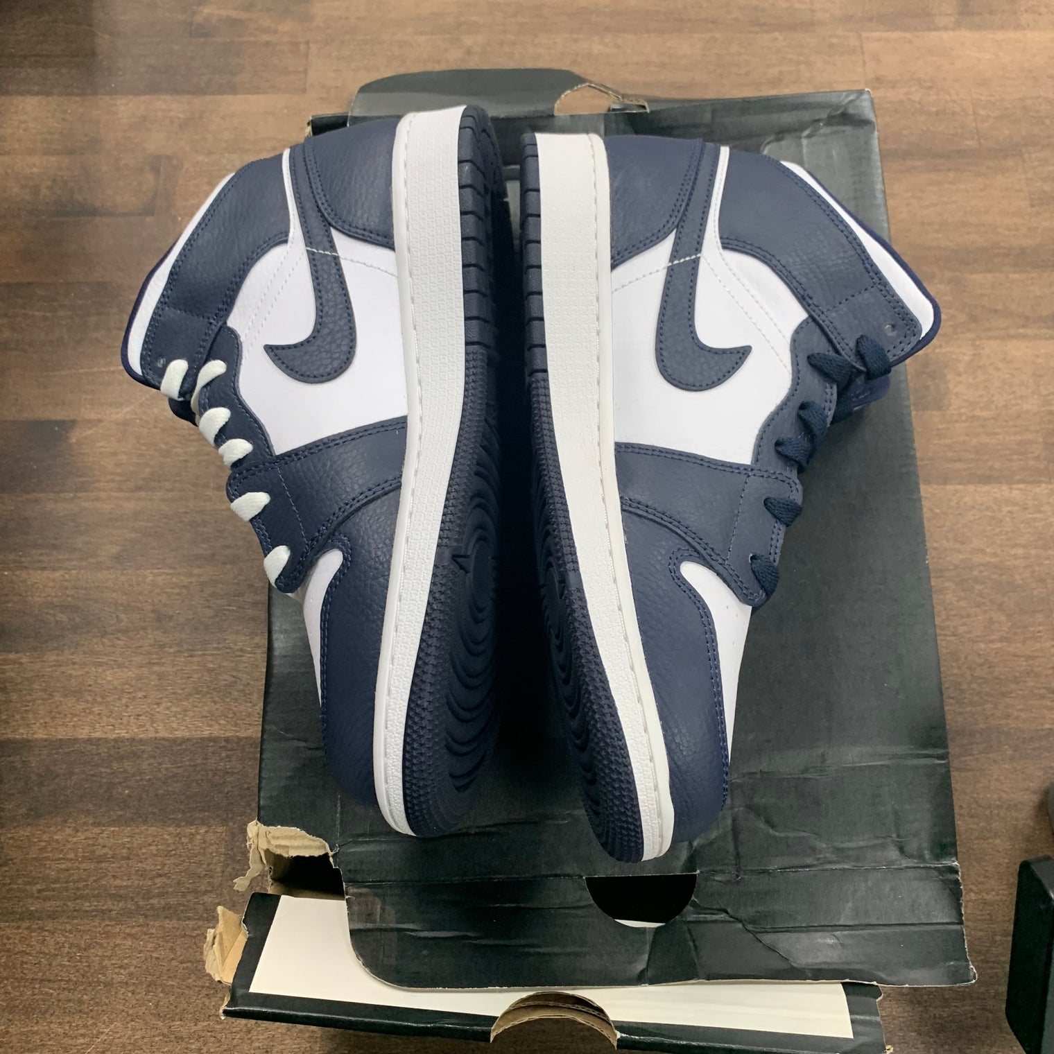 (GS) Obsidian Jordan 1 Mid (USED)