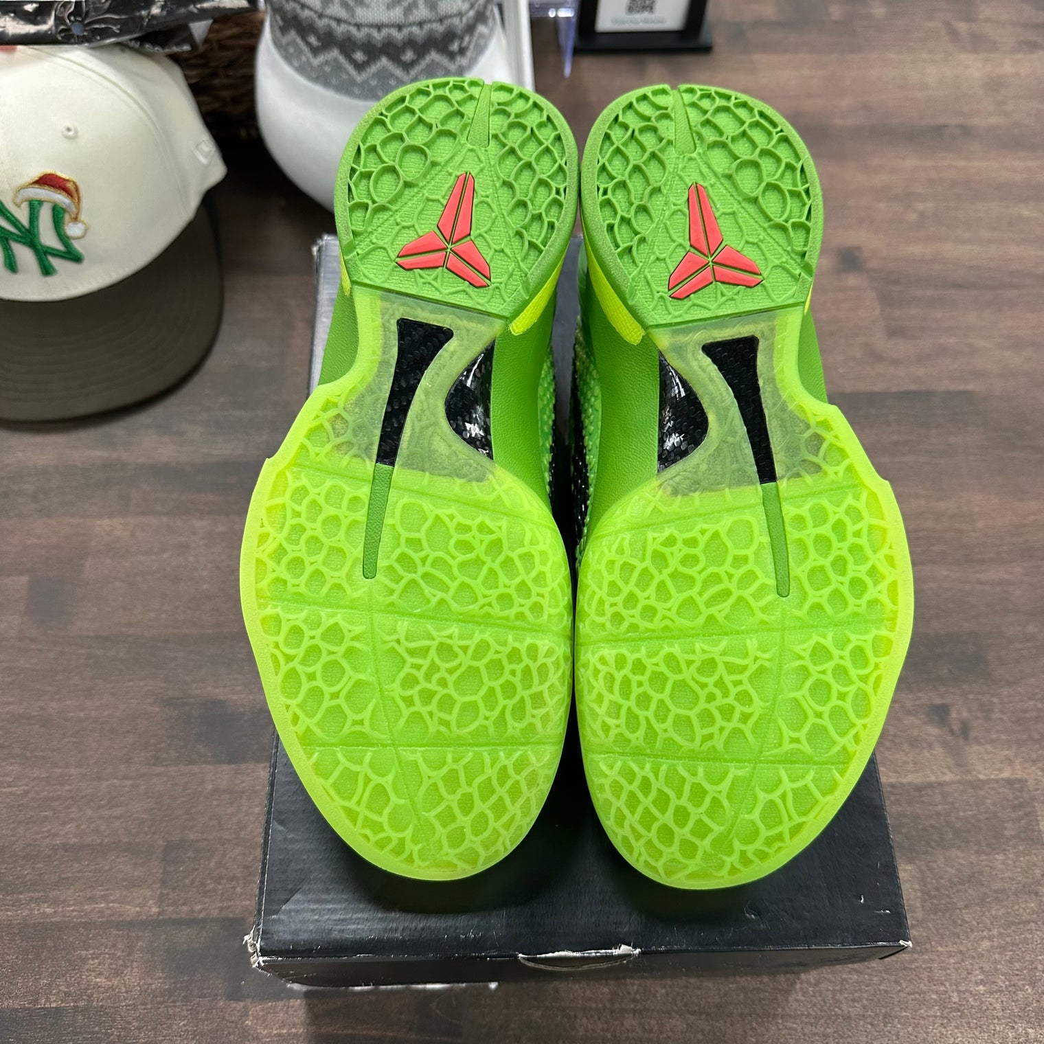 Grinch Kobe 6 (Lightly Worn)