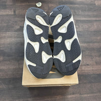 Analog Yeezy 700 (USED)
