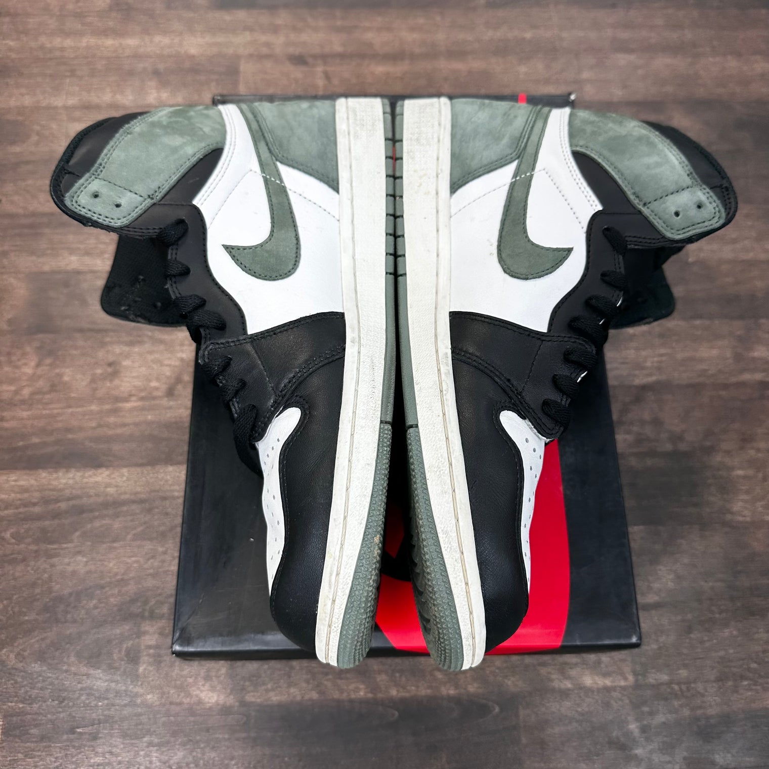 Clay Green Jordan 1 High Retro (USED)