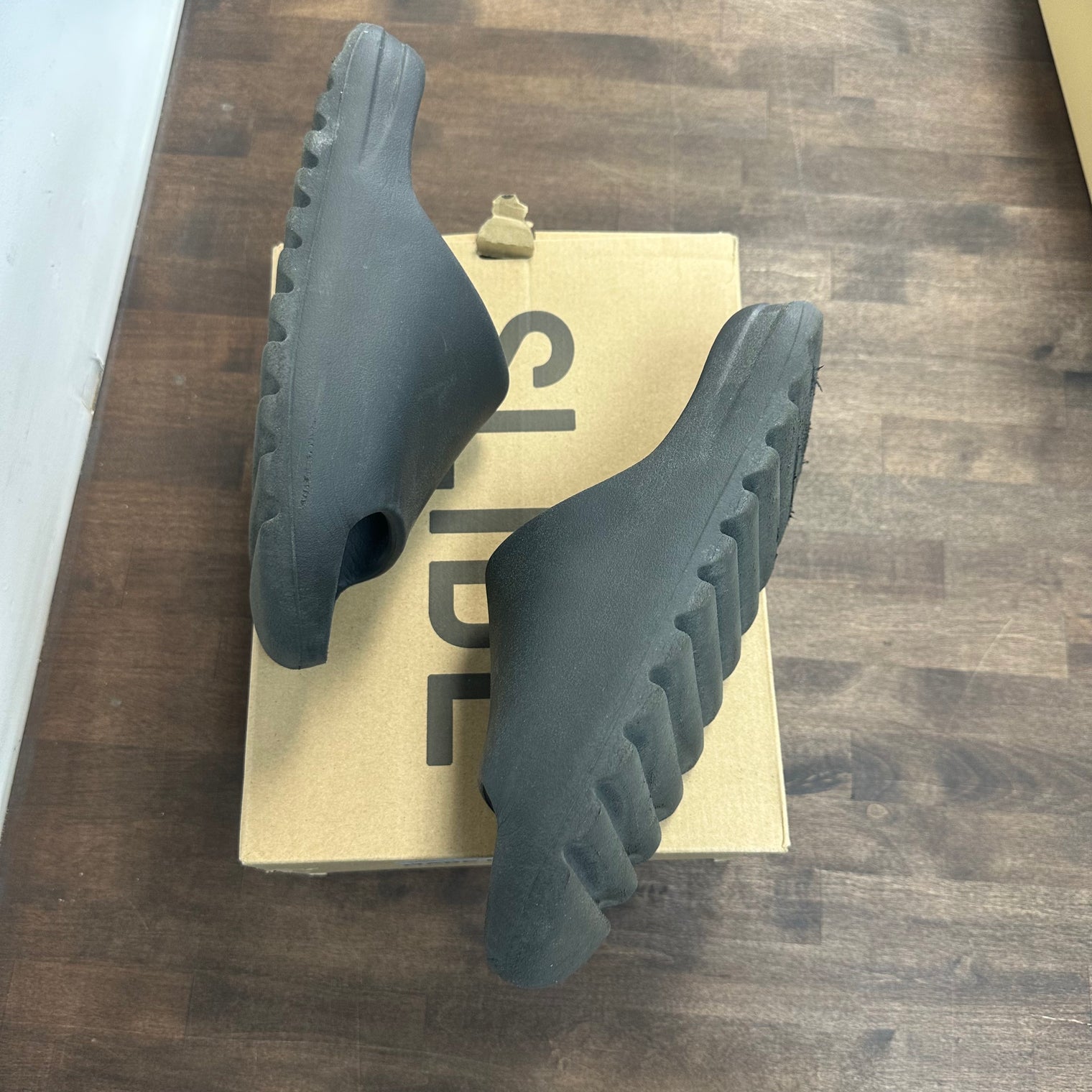 Onyx Yeezy Slide (USED)