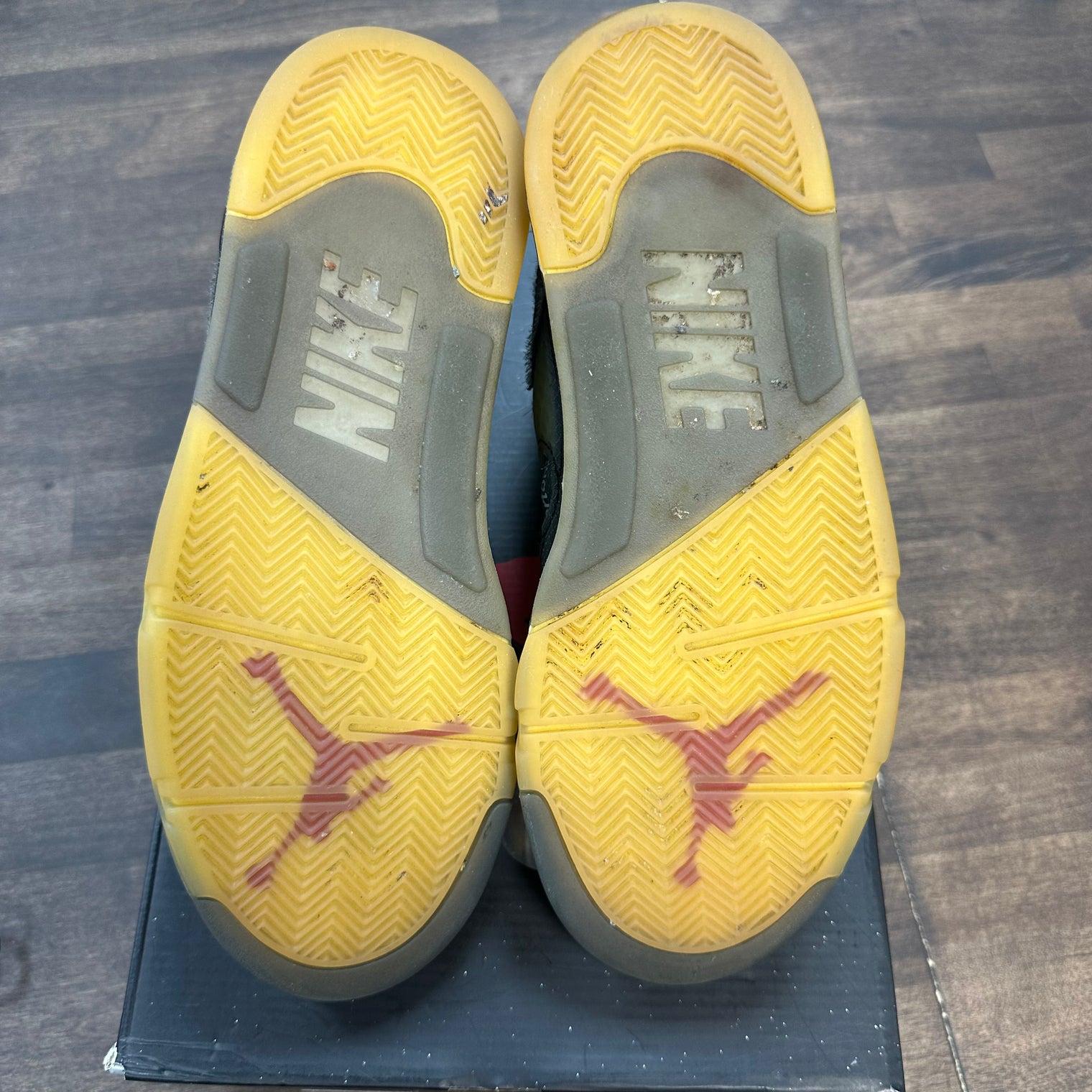 Off White Muslin Jordan 5 (USED)