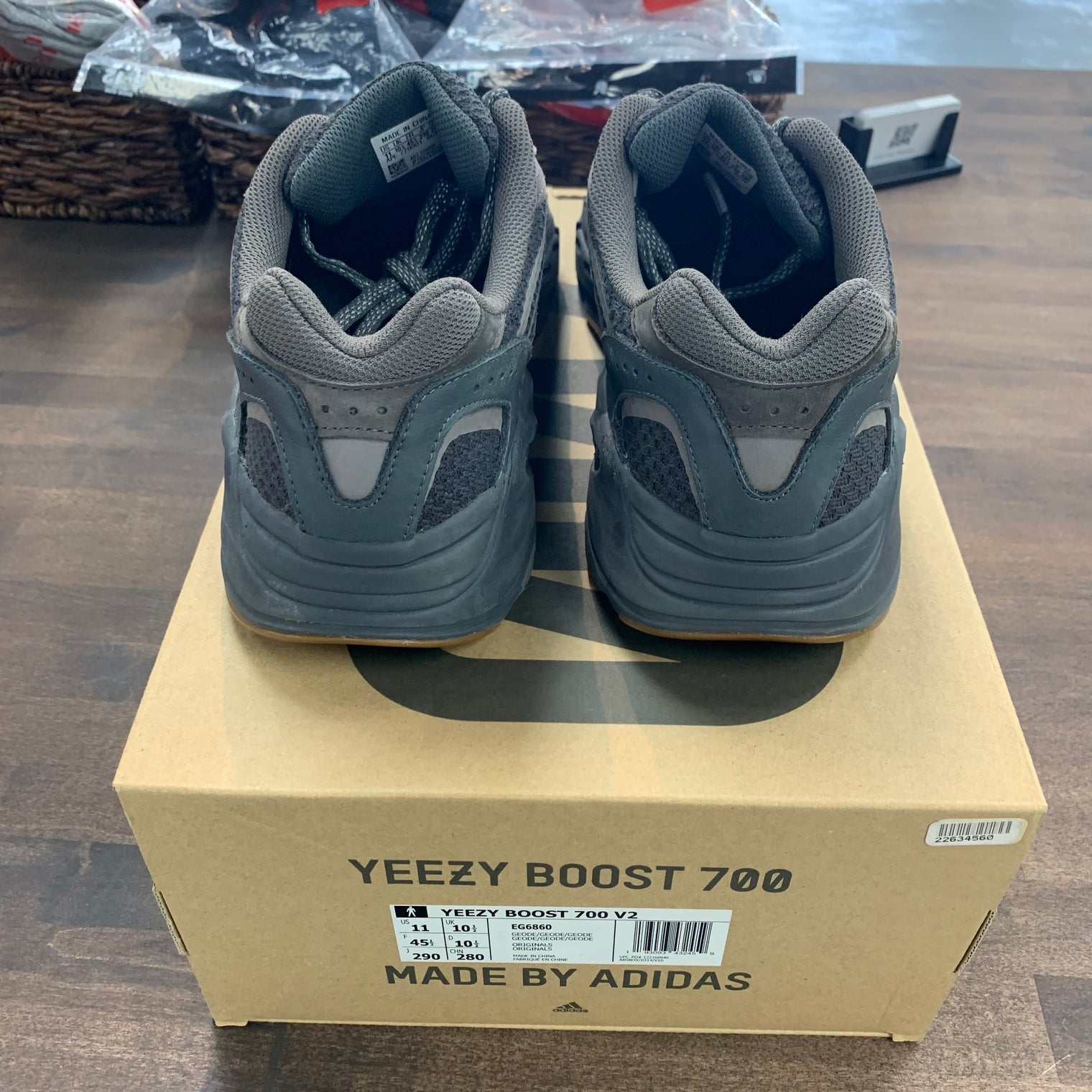 Geode Yeezy 700 V2 (USED)