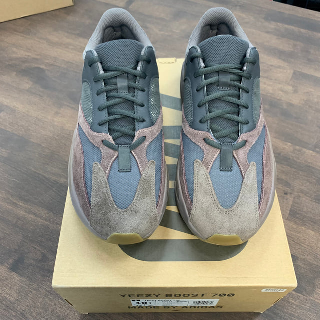 Mauve Yeezy Boost 700 (USED)