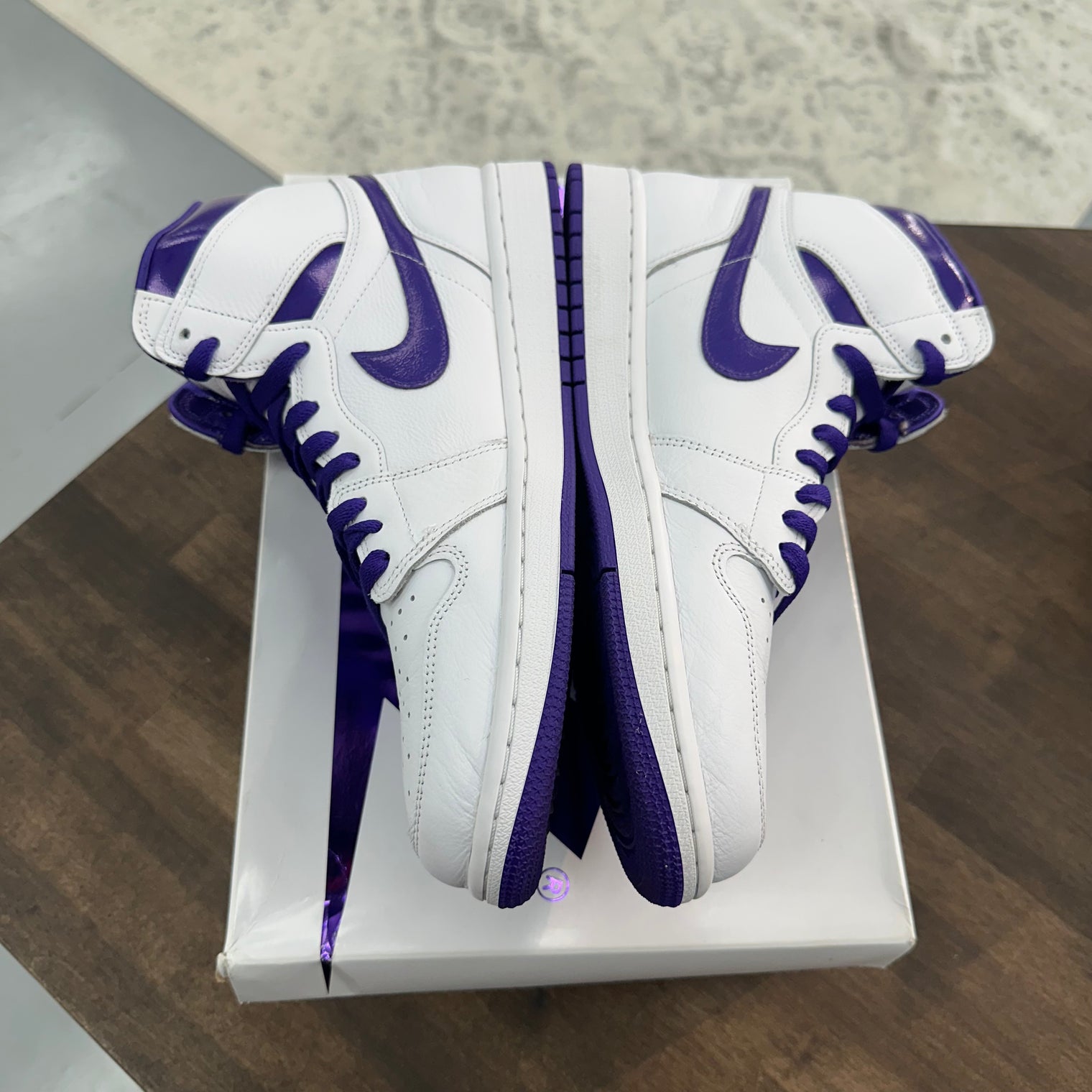 Jordan 1 Retro High Court Purple (Lightly Worn)