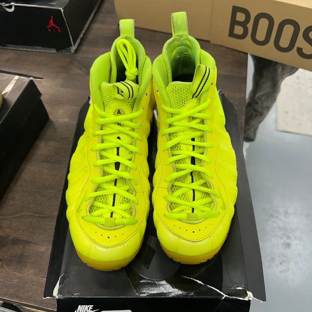 Volt Foamposite One (USED)