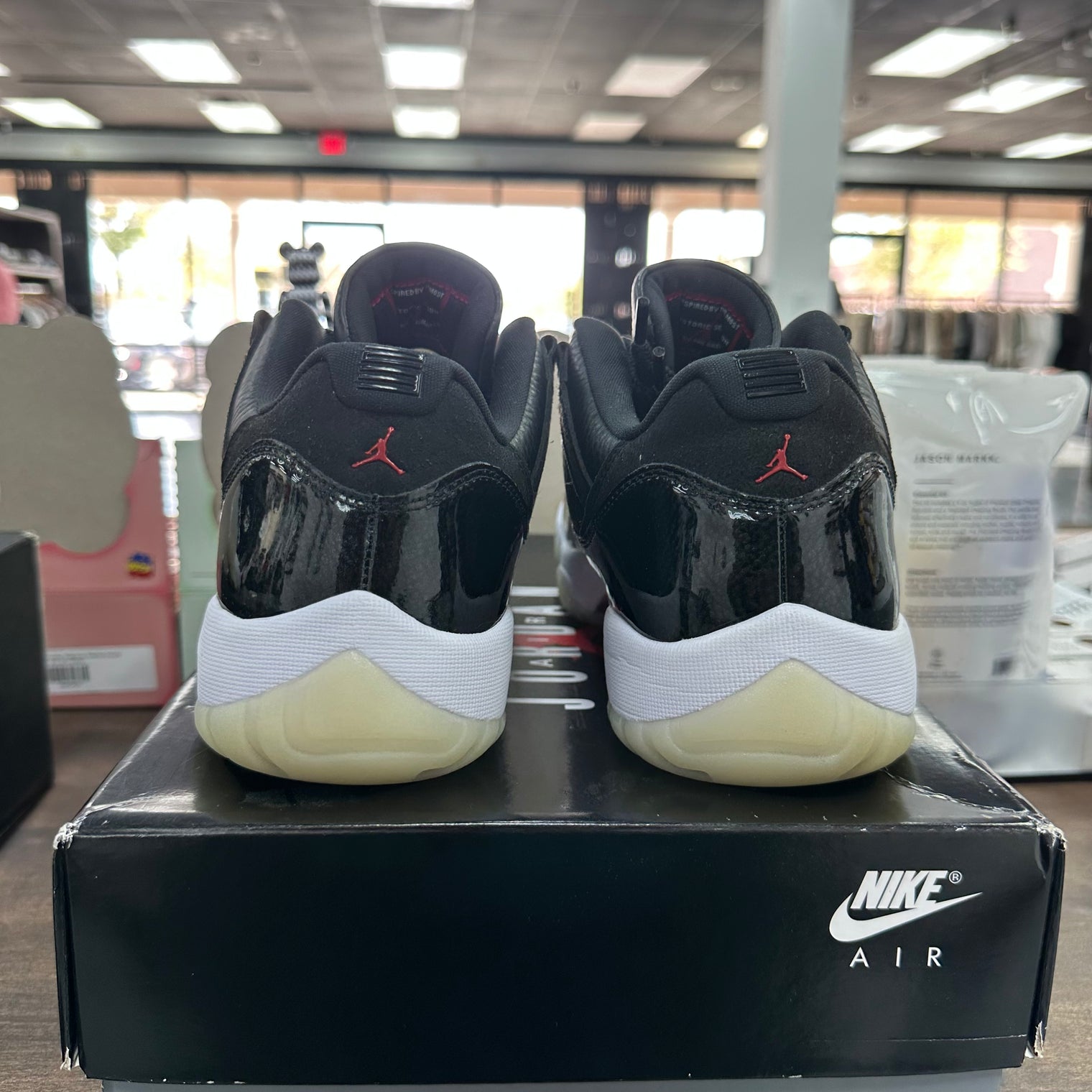 Jordan 11 Low 72-10 (USED)