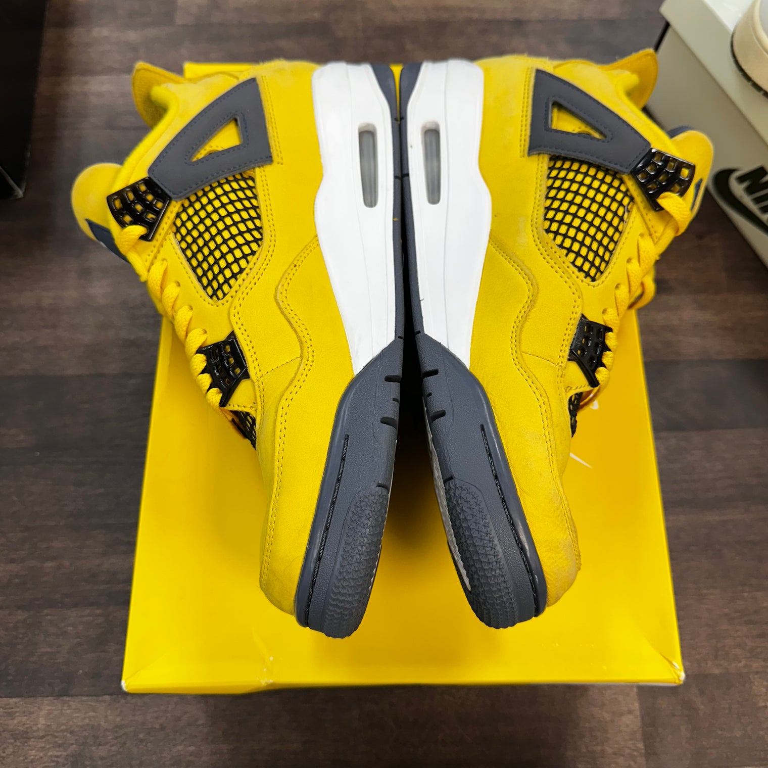 Lightning Jordan 4 (USED)